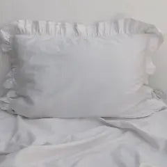 Pościel satynowa z merceryzowanej bawełny tureckiej 140 g/m² – biała z falbanką | Kolekcja Falbanki Wivanco Bedding
