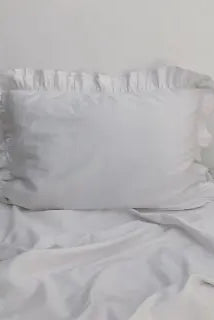 Pościel satynowa z merceryzowanej bawełny tureckiej 140 g/m² – biała z falbanką | Kolekcja Falbanki Wivanco Bedding