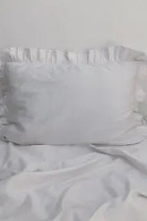 Pościel satynowa z merceryzowanej bawełny tureckiej 140 g/m² – biała z falbanką | Kolekcja Falbanki Wivanco Bedding