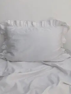 Pościel satynowa z merceryzowanej bawełny tureckiej 140 g/m² – biała z falbanką | Kolekcja Falbanki Wivanco Bedding