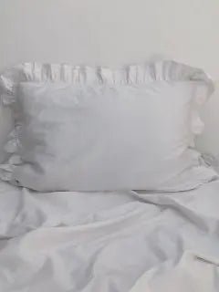 Pościel satynowa z merceryzowanej bawełny tureckiej 140 g/m² – biała z falbanką | Kolekcja Falbanki Wivanco Bedding