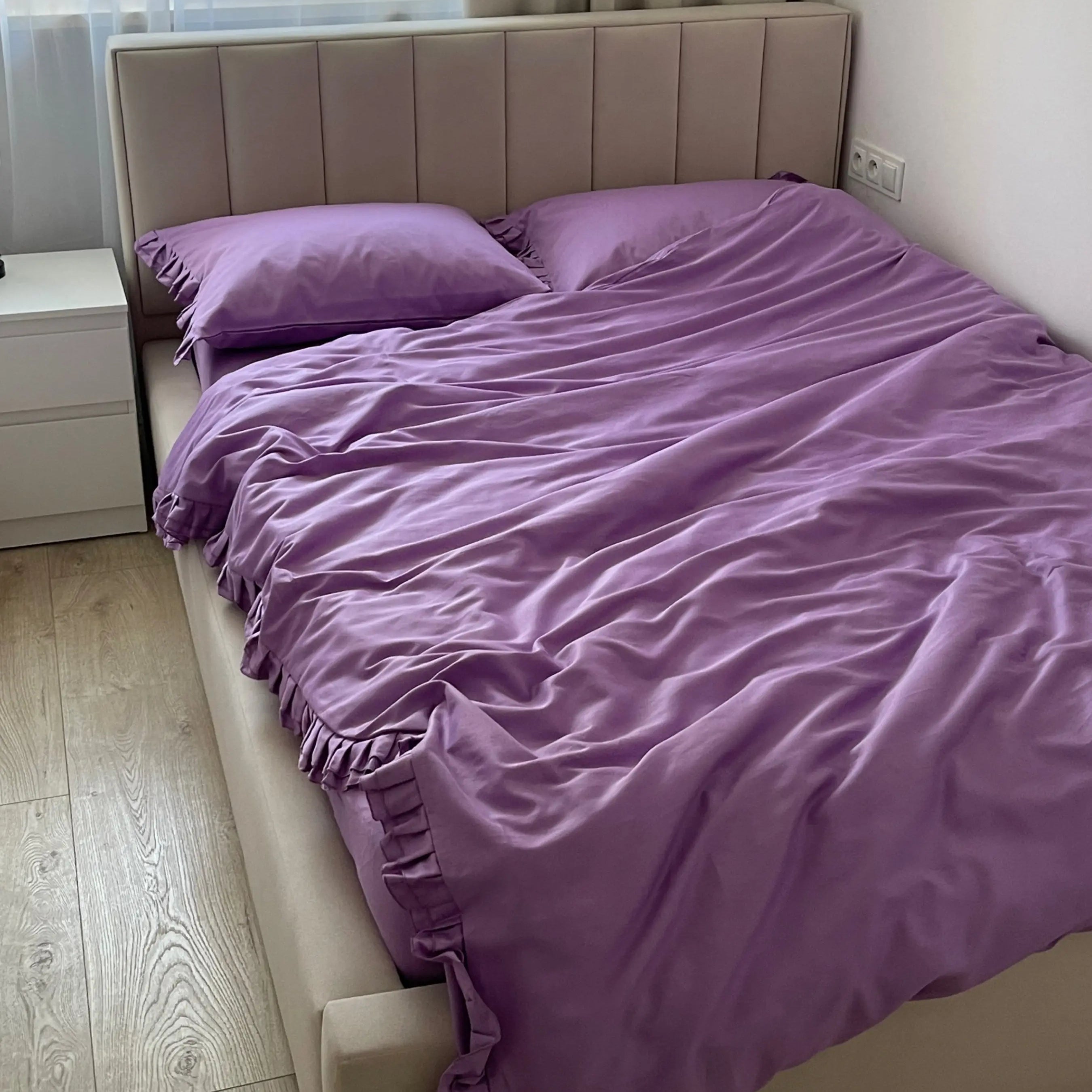 Pościel satynowa z merceryzowanej bawełny tureckiej 140 g/m² – liliowa z falbanką | Kolekcja Falbanki Wivanco Bedding