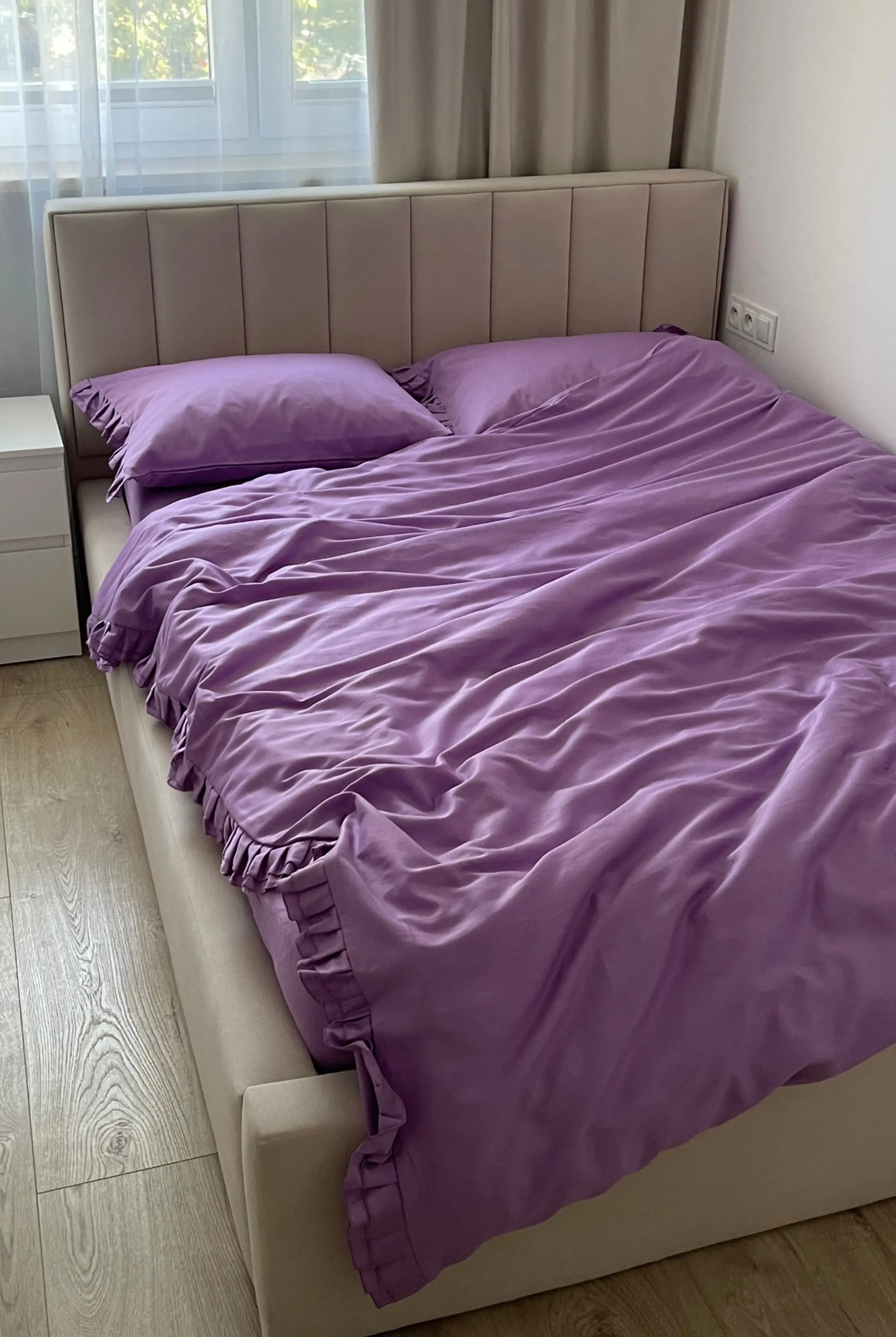Pościel satynowa z merceryzowanej bawełny tureckiej 140 g/m² – liliowa z falbanką | Kolekcja Falbanki Wivanco Bedding