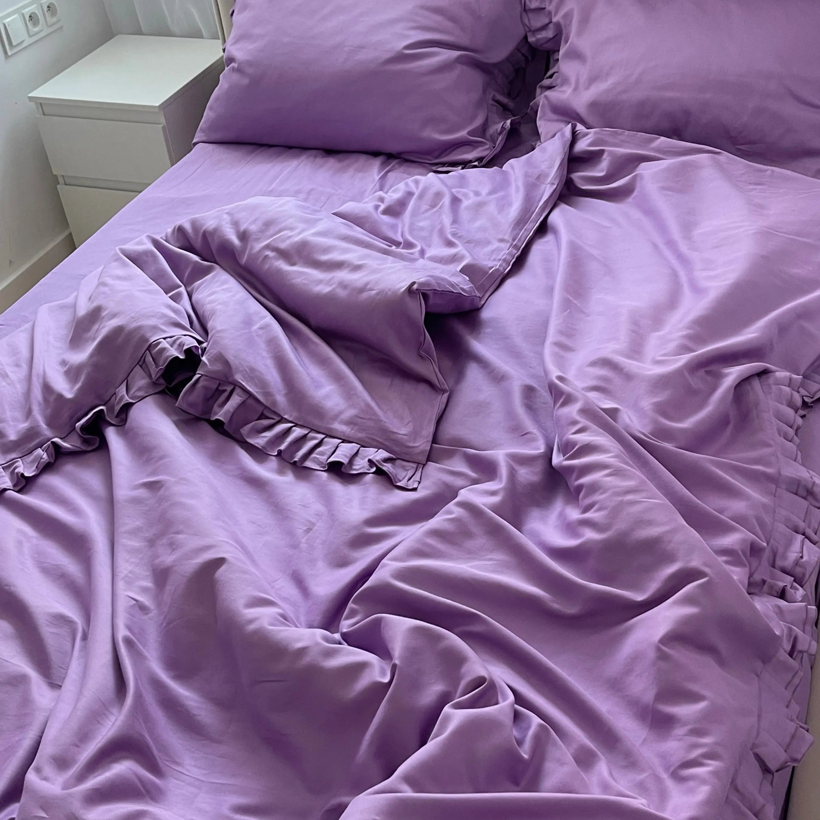 Pościel satynowa z merceryzowanej bawełny tureckiej 140 g/m² – liliowa z falbanką | Kolekcja Falbanki Wivanco Bedding