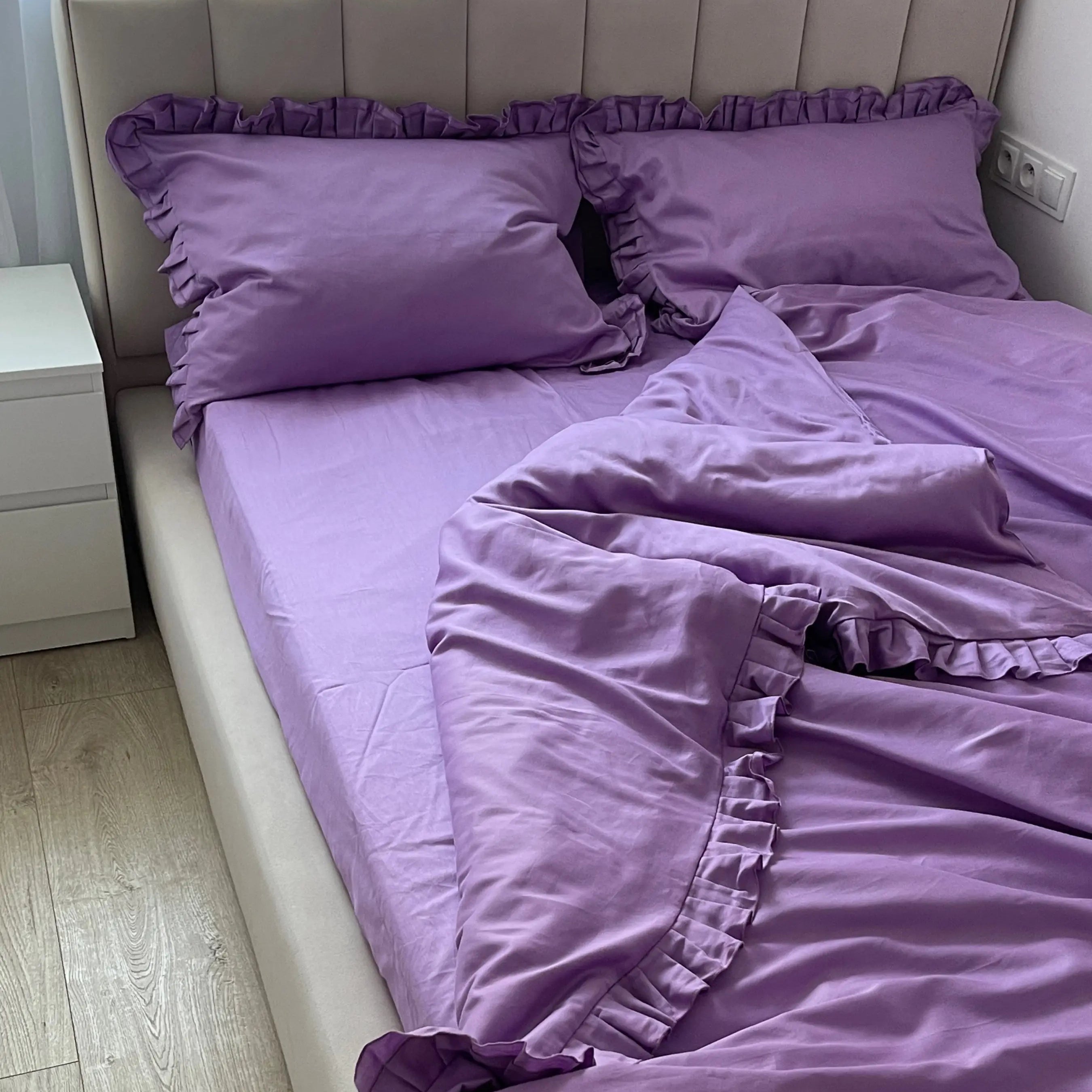 Pościel satynowa z merceryzowanej bawełny tureckiej 140 g/m² – liliowa z falbanką | Kolekcja Falbanki Wivanco Bedding