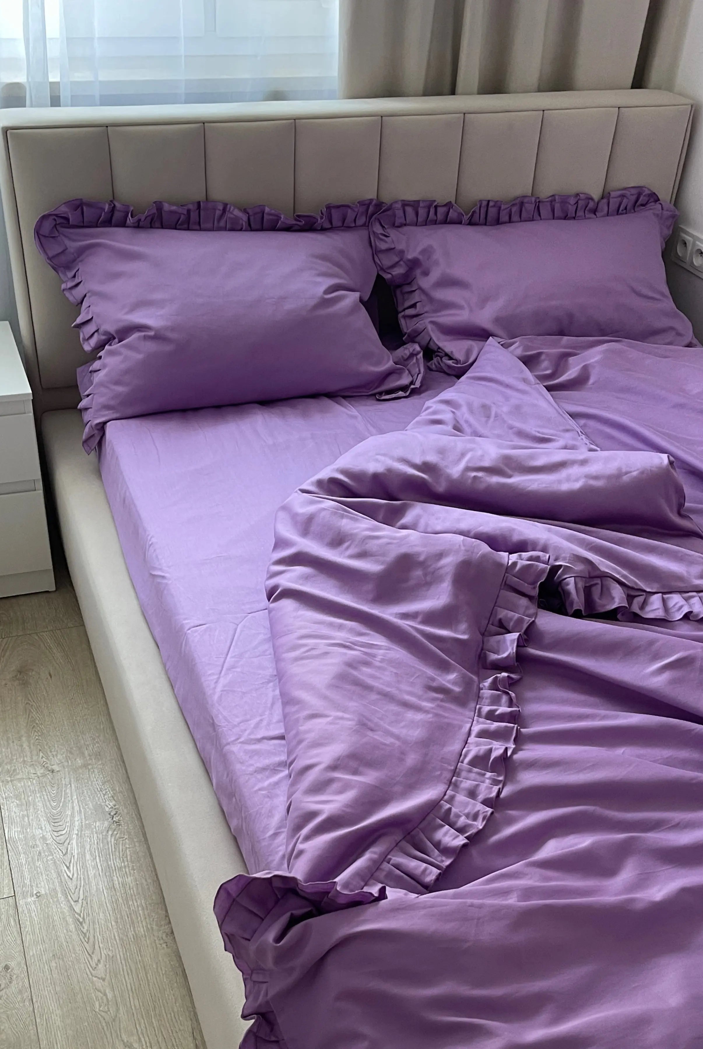Pościel satynowa z merceryzowanej bawełny tureckiej 140 g/m² – liliowa z falbanką | Kolekcja Falbanki Wivanco Bedding