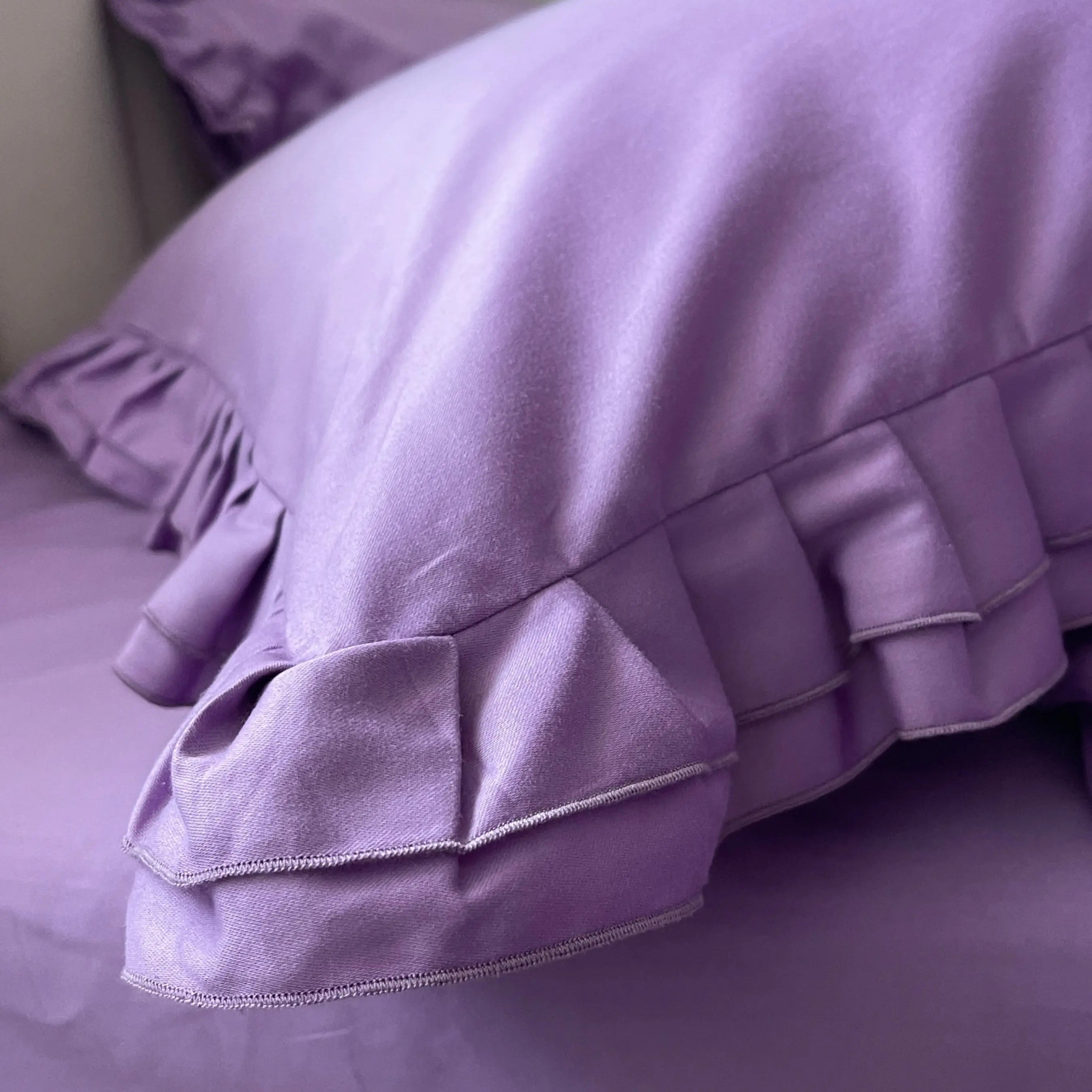 Pościel satynowa z merceryzowanej bawełny tureckiej 140 g/m² – liliowa z falbanką | Kolekcja Falbanki Wivanco Bedding