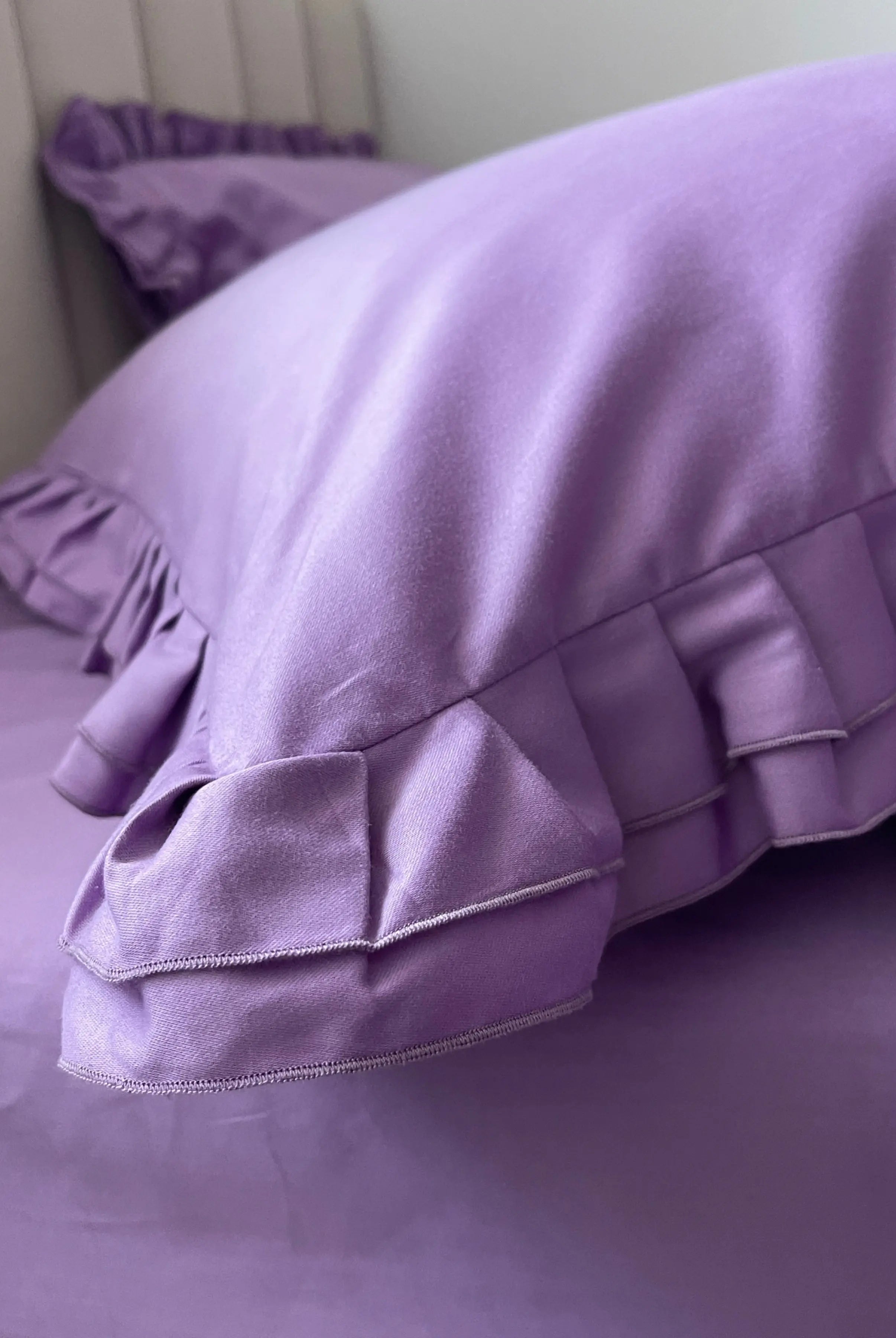 Pościel satynowa z merceryzowanej bawełny tureckiej 140 g/m² – liliowa z falbanką | Kolekcja Falbanki Wivanco Bedding