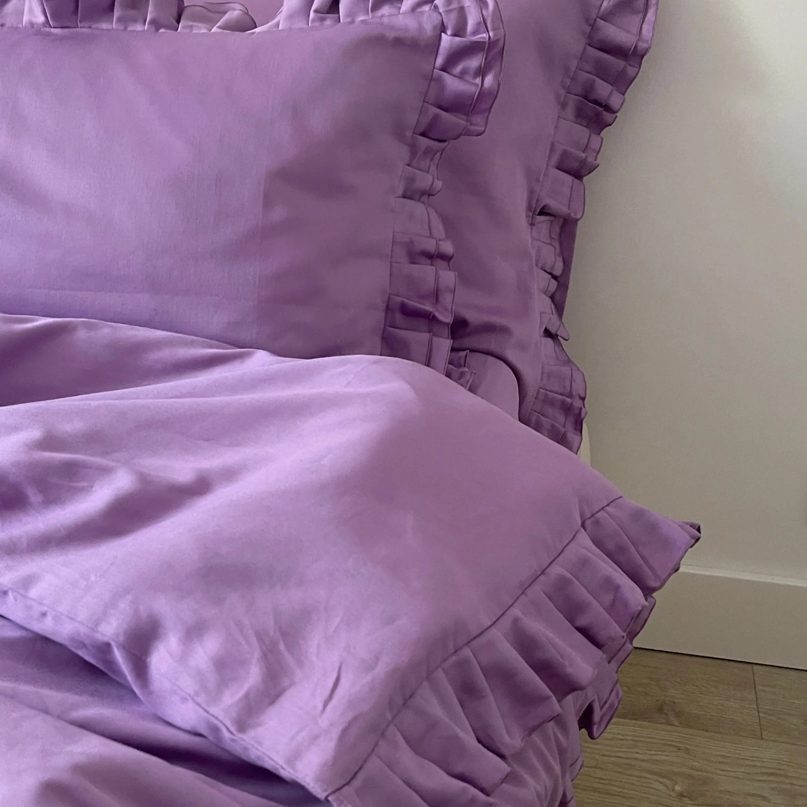Pościel satynowa z merceryzowanej bawełny tureckiej 140 g/m² – liliowa z falbanką | Kolekcja Falbanki Wivanco Bedding