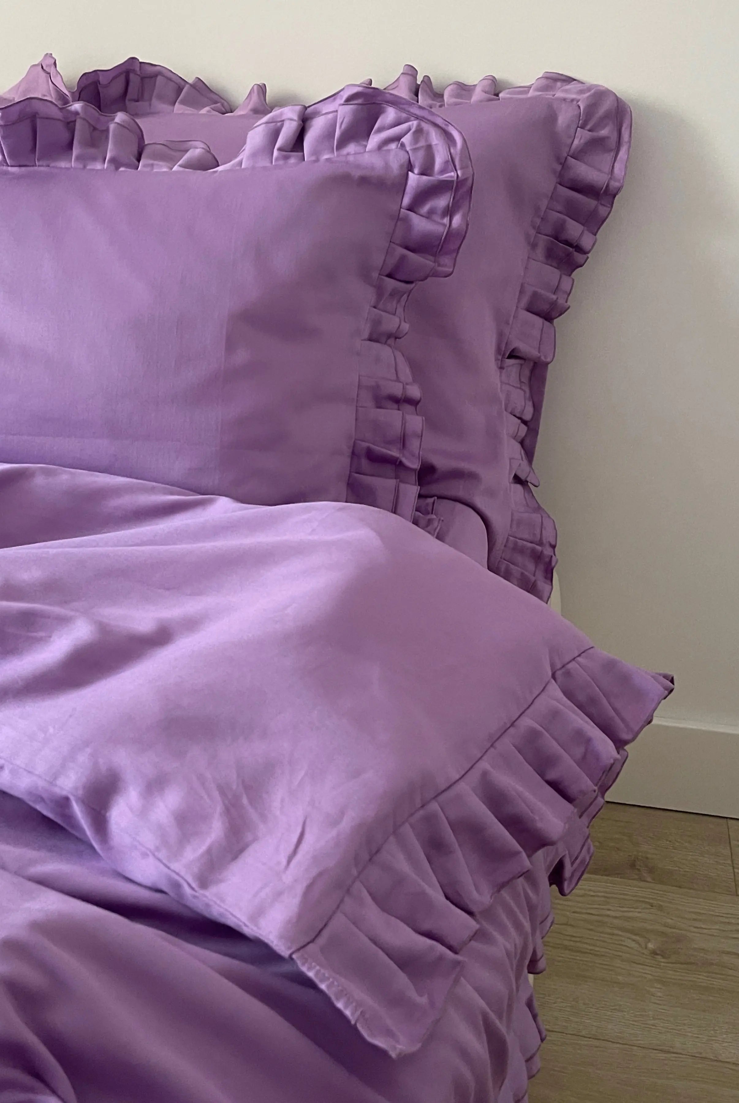 Pościel satynowa z merceryzowanej bawełny tureckiej 140 g/m² – liliowa z falbanką | Kolekcja Falbanki Wivanco Bedding