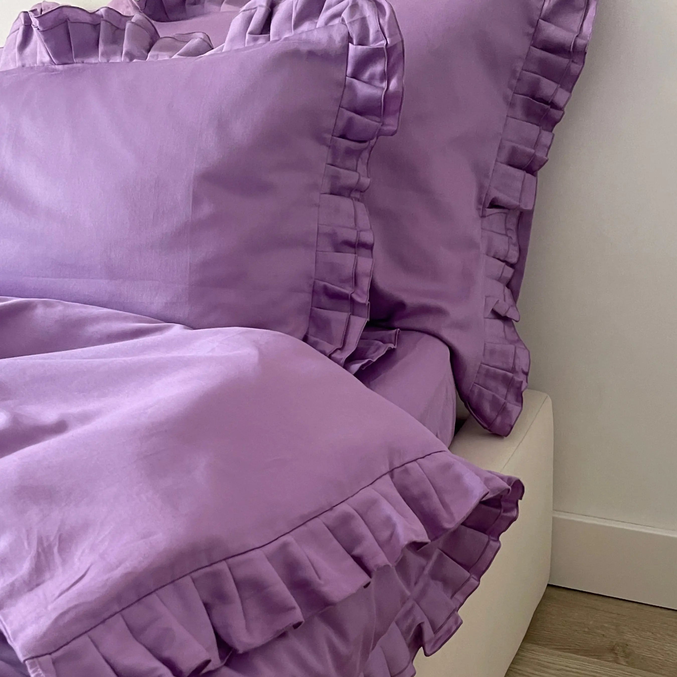 Pościel satynowa z merceryzowanej bawełny tureckiej 140 g/m² – liliowa z falbanką | Kolekcja Falbanki Wivanco Bedding