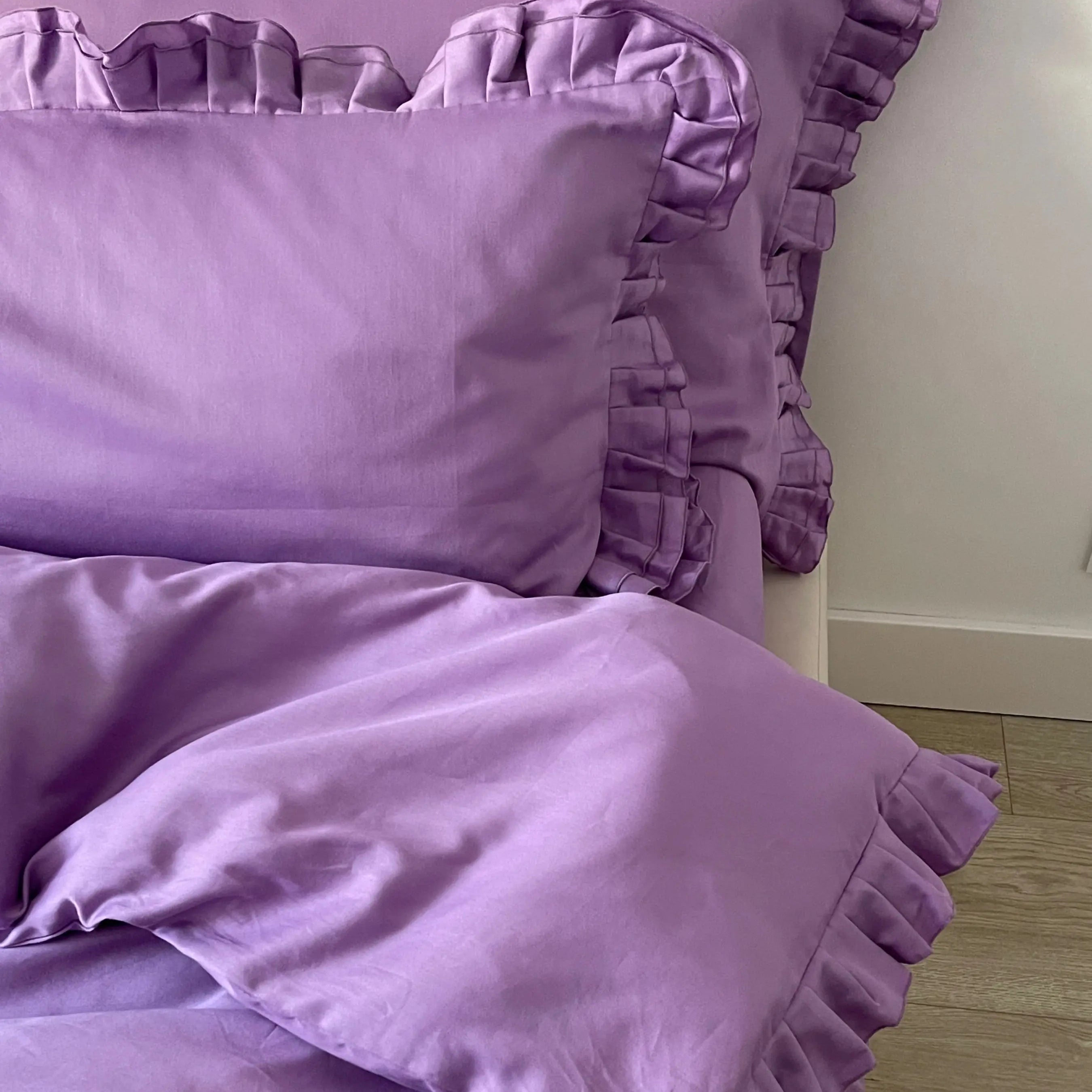 Pościel satynowa z merceryzowanej bawełny tureckiej 140 g/m² – liliowa z falbanką | Kolekcja Falbanki Wivanco Bedding