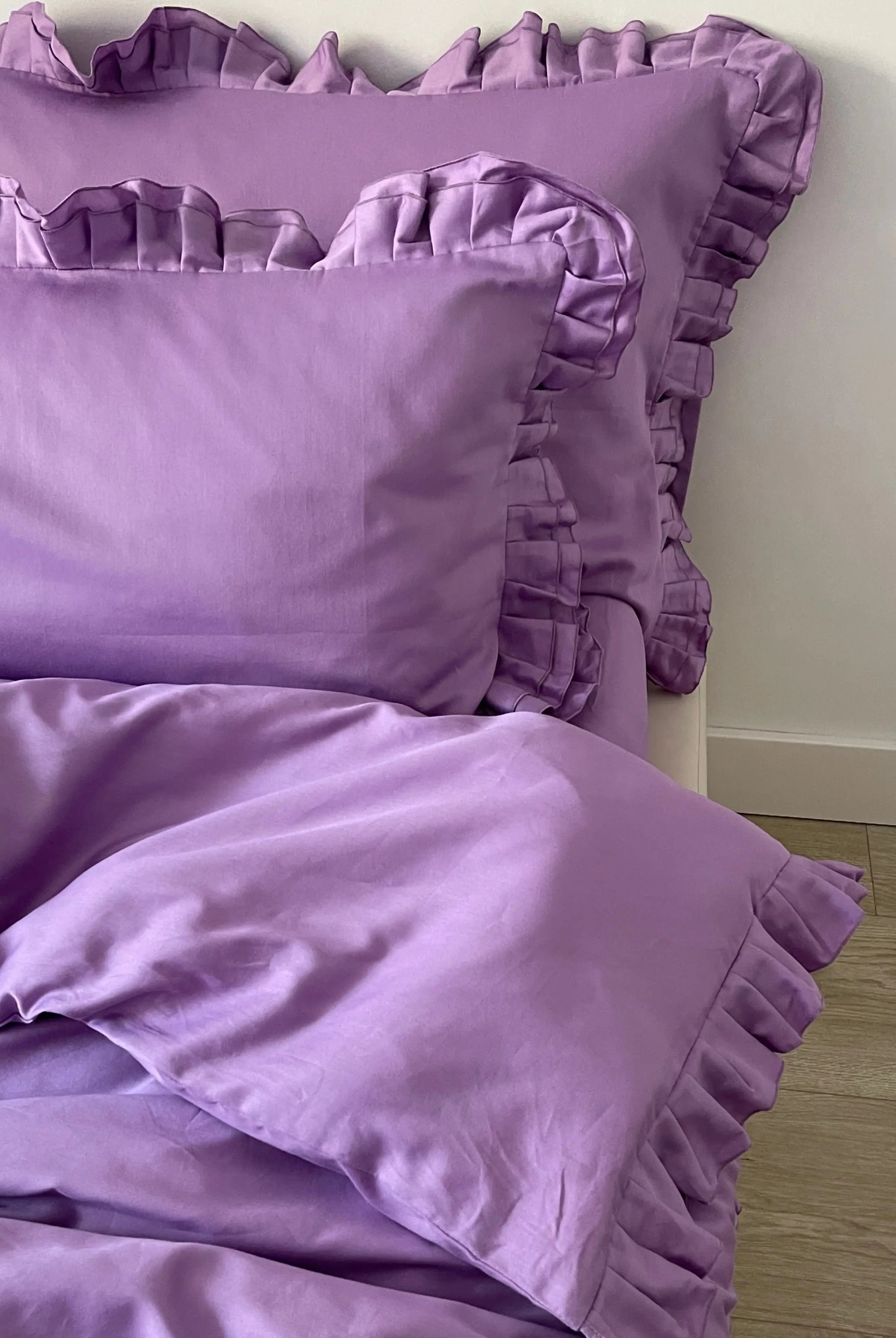 Pościel satynowa z merceryzowanej bawełny tureckiej 140 g/m² – liliowa z falbanką | Kolekcja Falbanki Wivanco Bedding