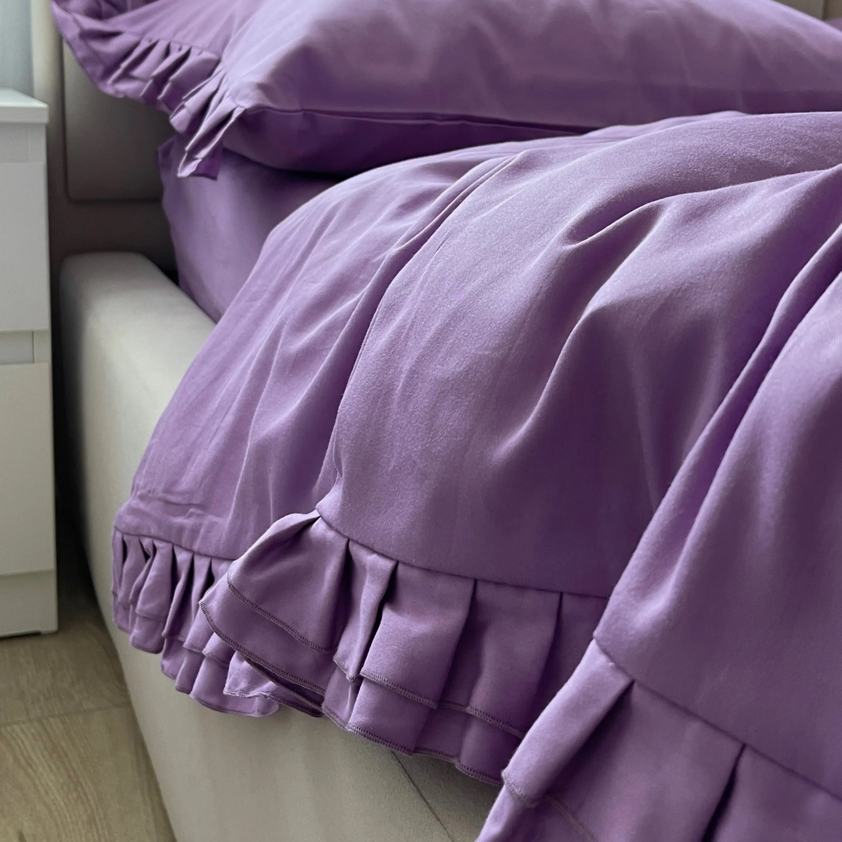Pościel satynowa z merceryzowanej bawełny tureckiej 140 g/m² – liliowa z falbanką | Kolekcja Falbanki Wivanco Bedding