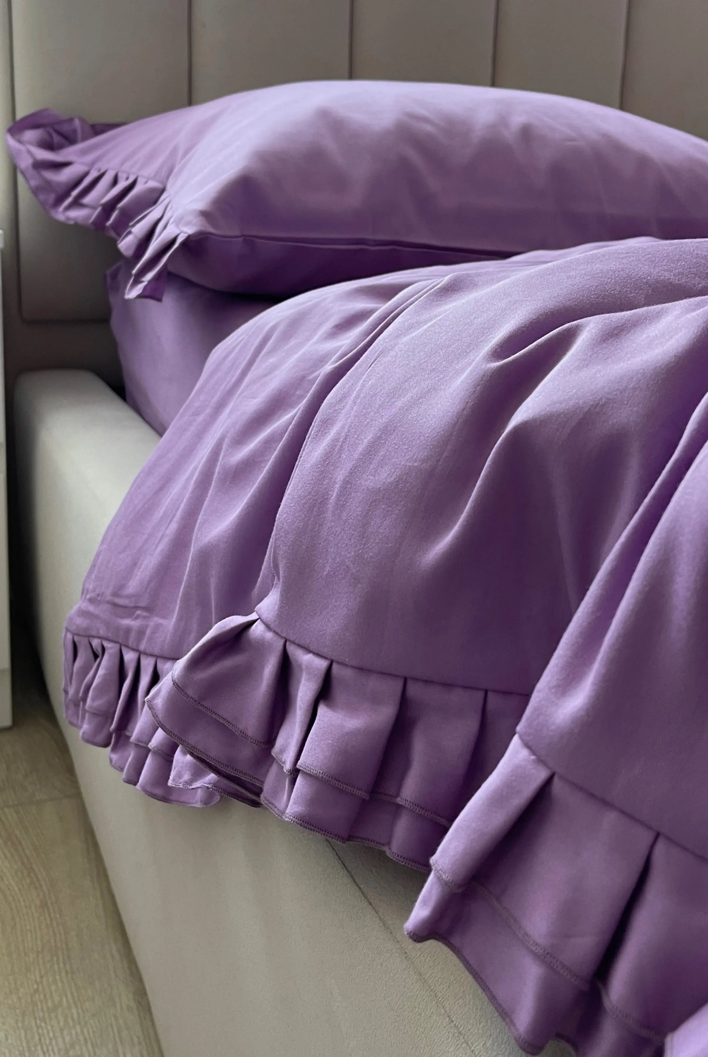 Pościel satynowa z merceryzowanej bawełny tureckiej 140 g/m² – liliowa z falbanką | Kolekcja Falbanki Wivanco Bedding