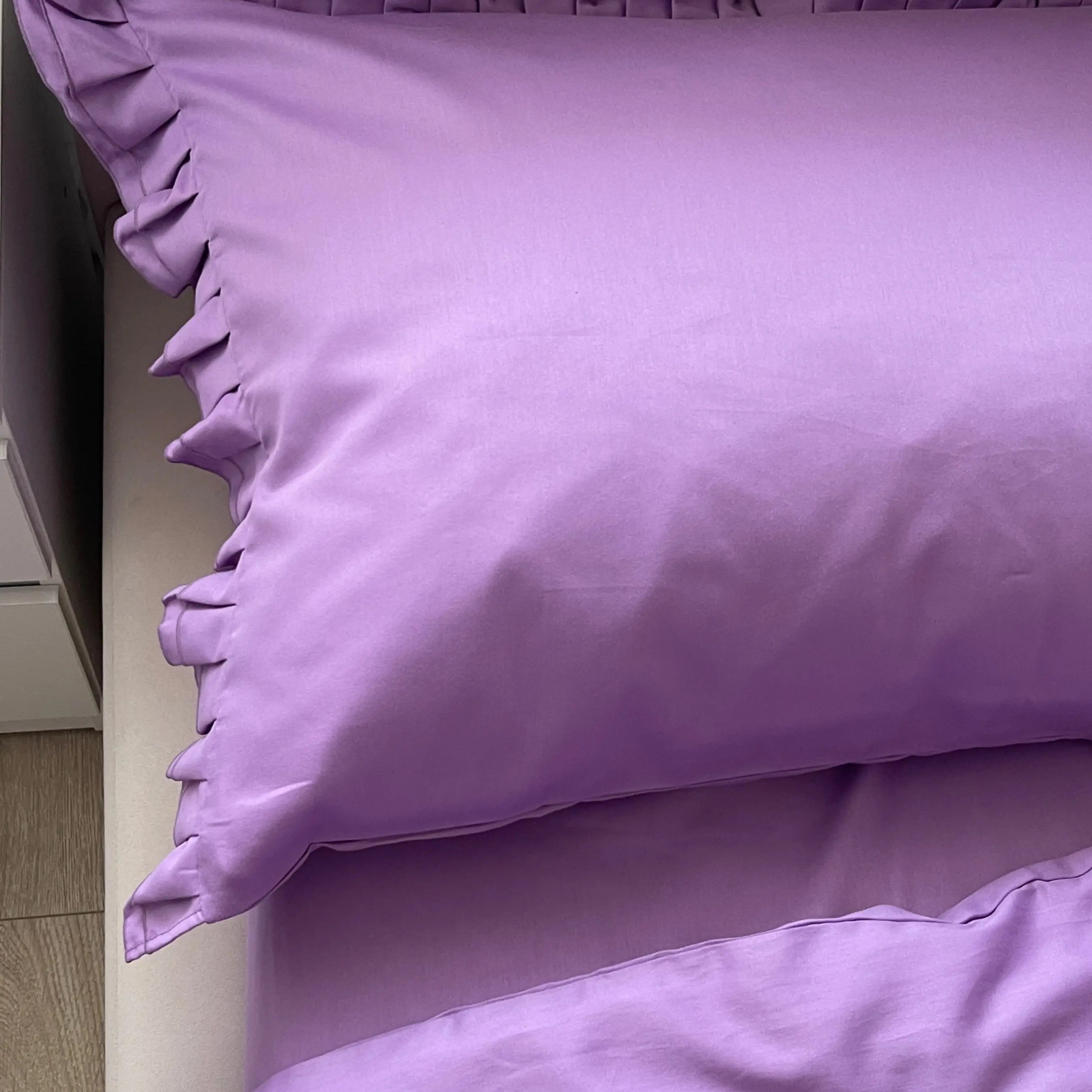 Pościel satynowa z merceryzowanej bawełny tureckiej 140 g/m² – liliowa z falbanką | Kolekcja Falbanki Wivanco Bedding