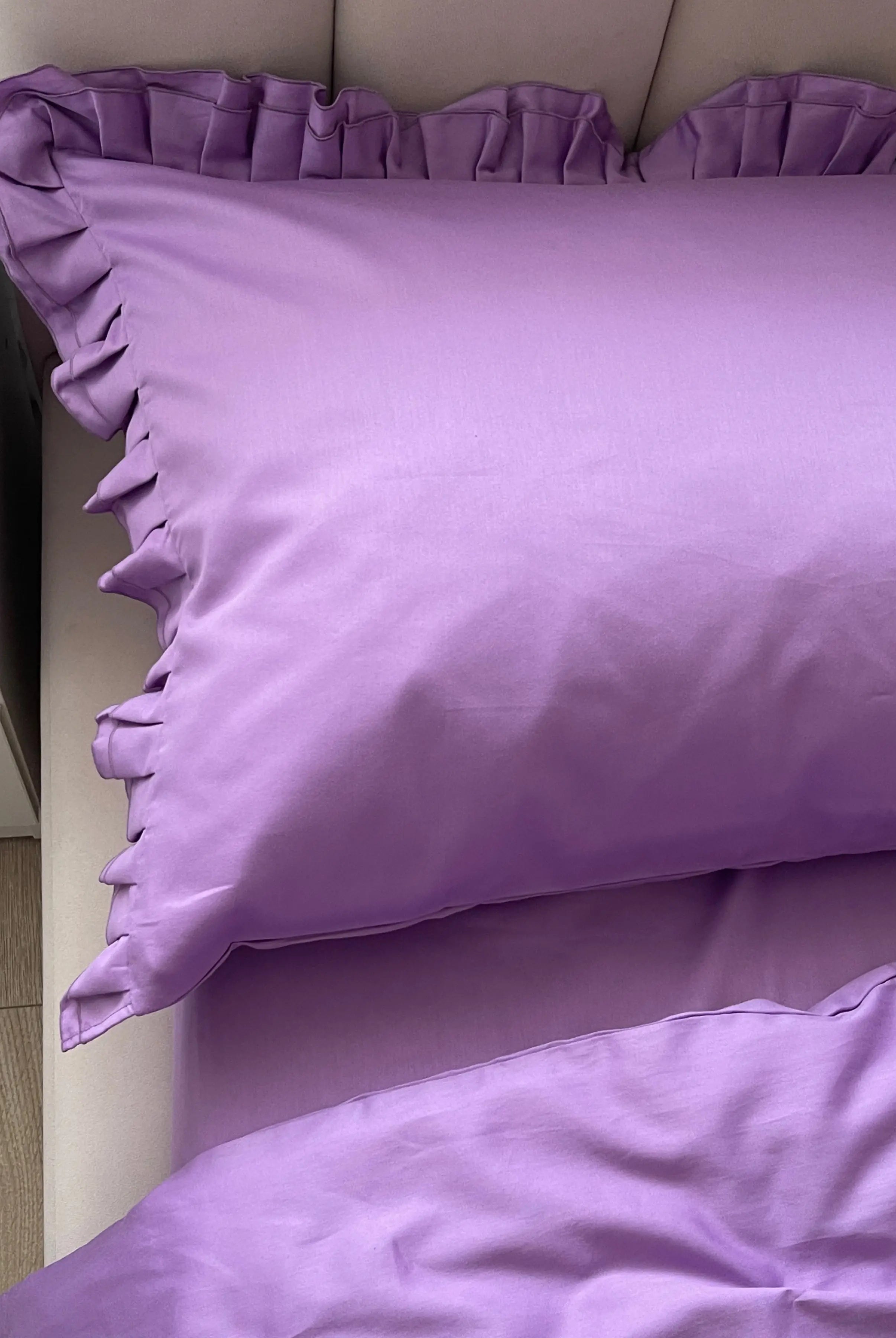 Pościel satynowa z merceryzowanej bawełny tureckiej 140 g/m² – liliowa z falbanką | Kolekcja Falbanki Wivanco Bedding