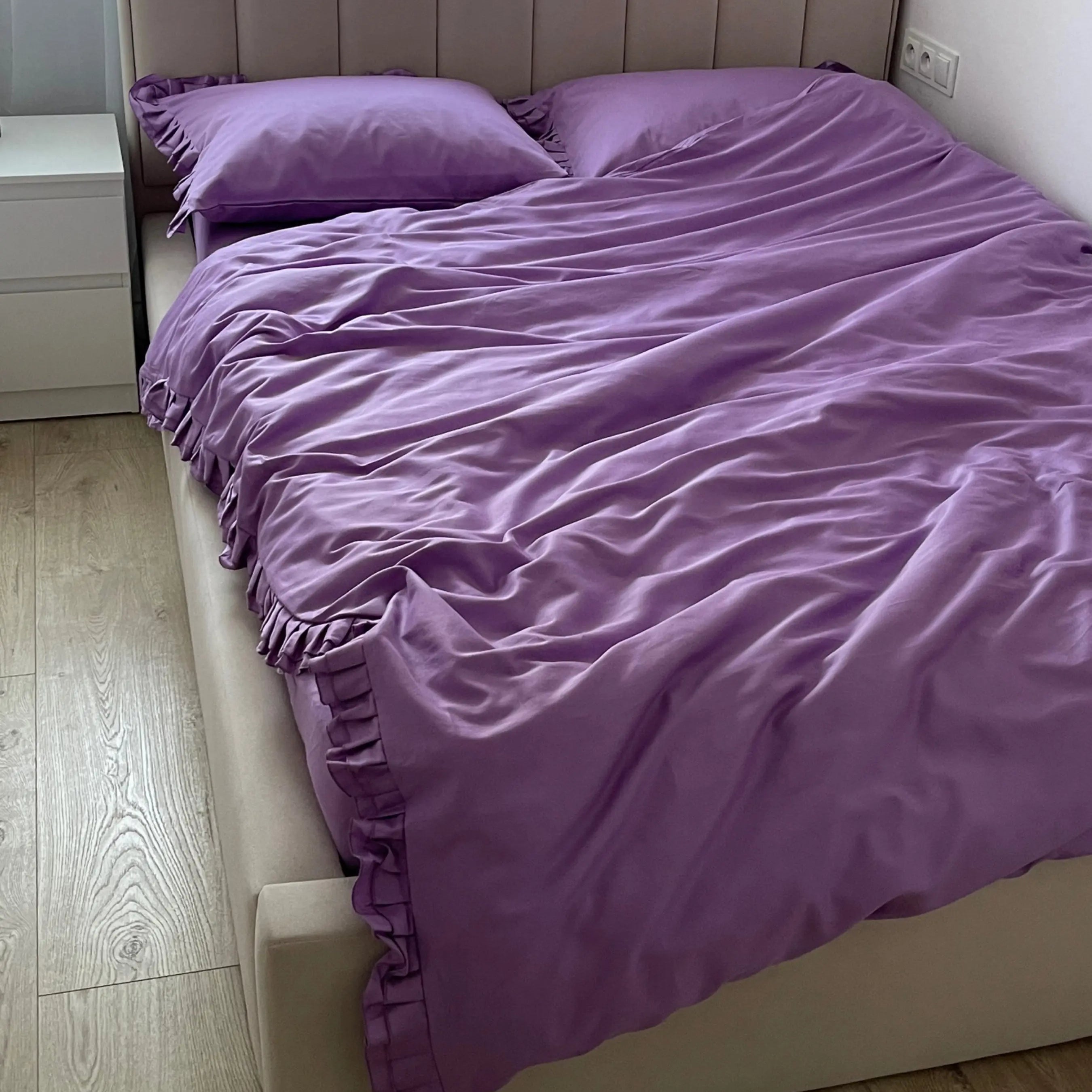 Pościel satynowa z merceryzowanej bawełny tureckiej 140 g/m² – liliowa z falbanką | Kolekcja Falbanki Wivanco Bedding