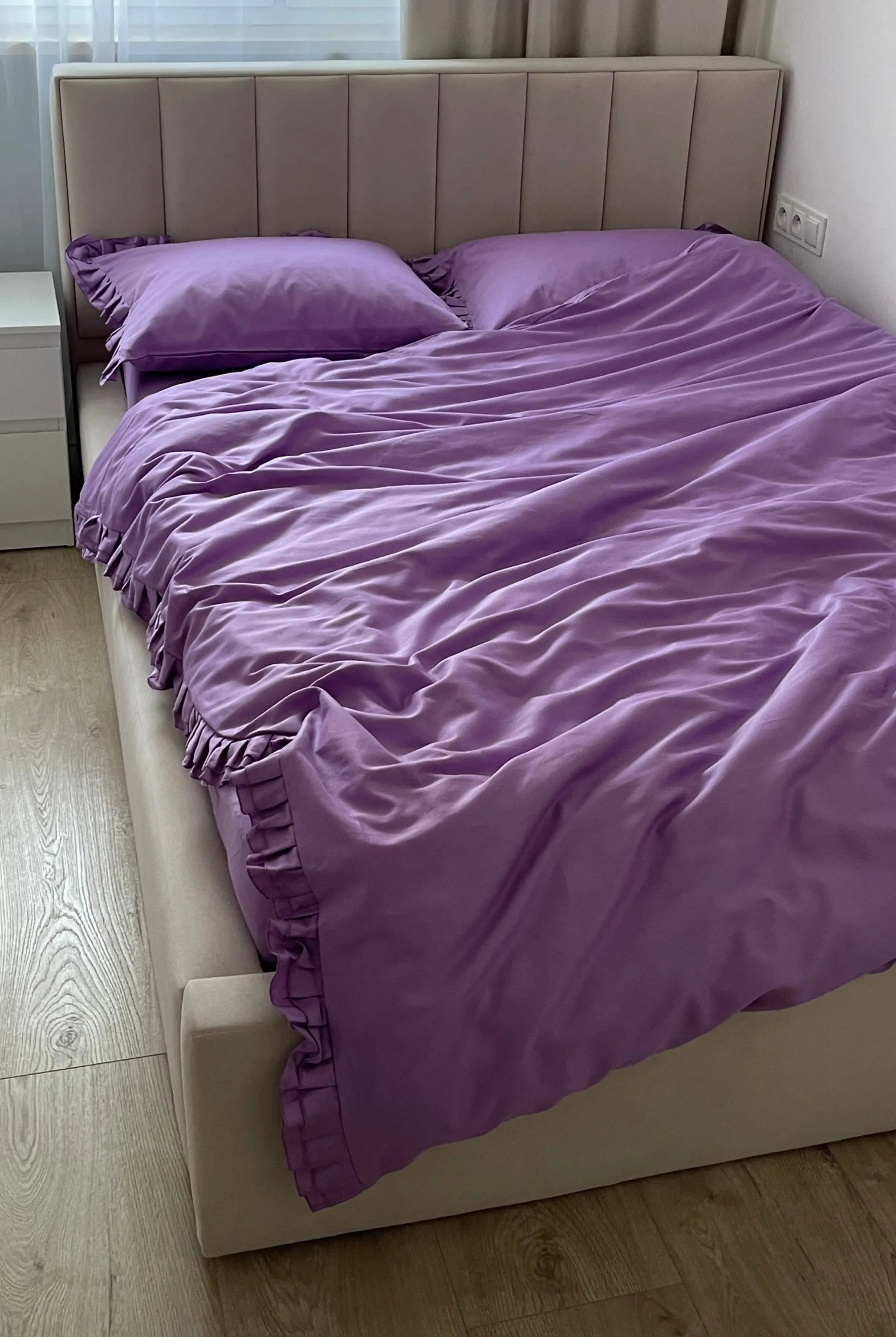 Pościel satynowa z merceryzowanej bawełny tureckiej 140 g/m² – liliowa z falbanką | Kolekcja Falbanki Wivanco Bedding