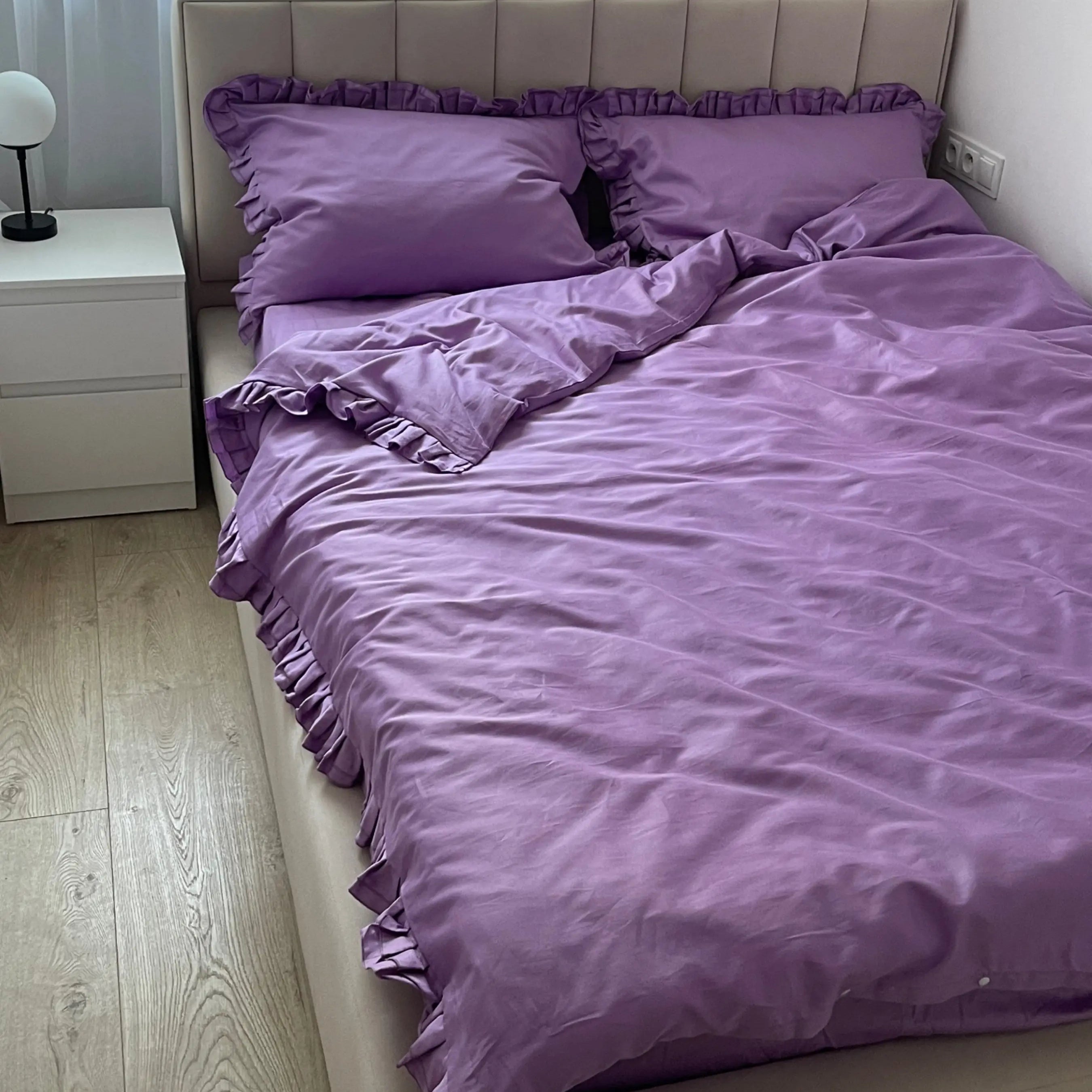 Pościel satynowa z merceryzowanej bawełny tureckiej 140 g/m² – liliowa z falbanką | Kolekcja Falbanki Wivanco Bedding