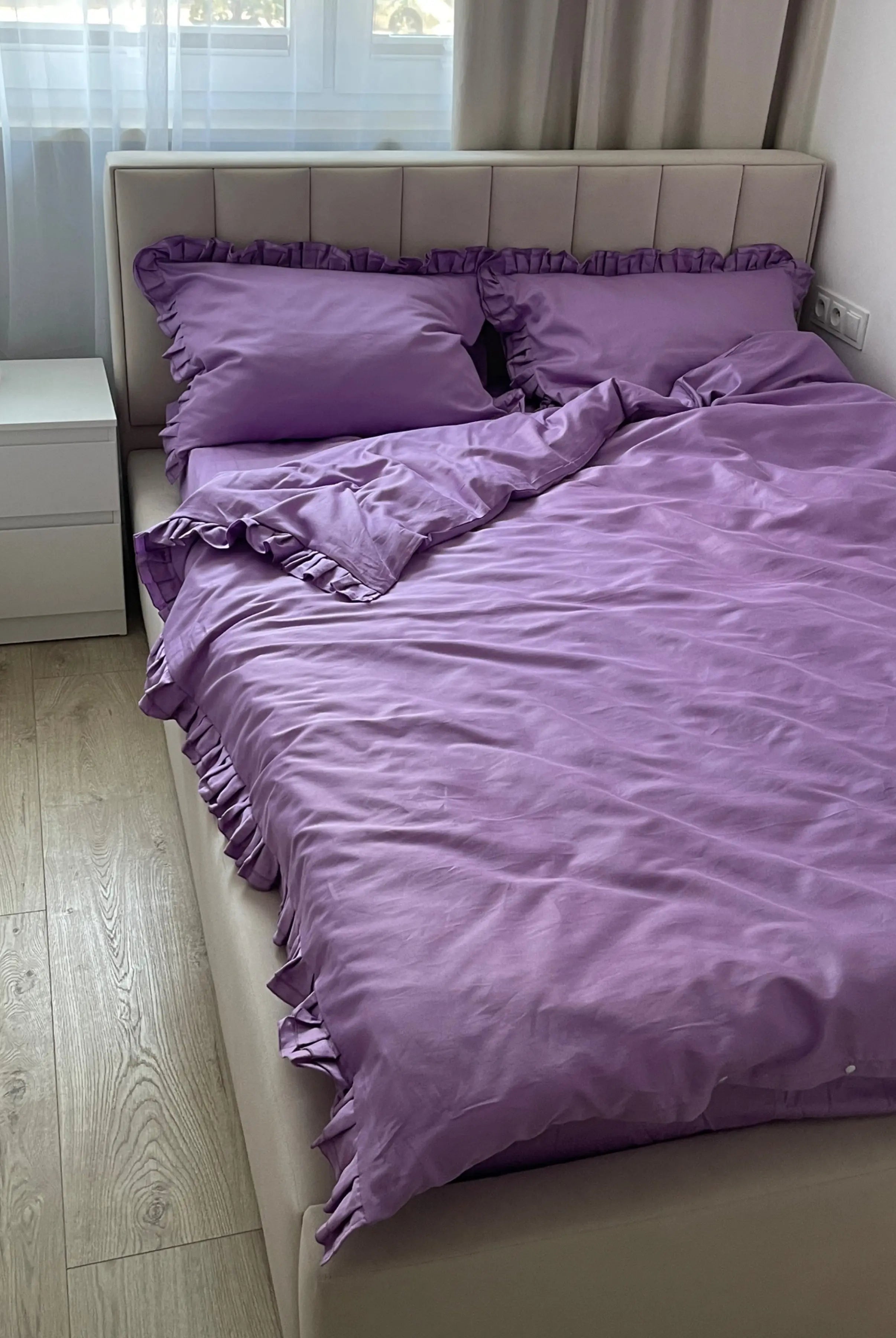 Pościel satynowa z merceryzowanej bawełny tureckiej 140 g/m² – liliowa z falbanką | Kolekcja Falbanki Wivanco Bedding