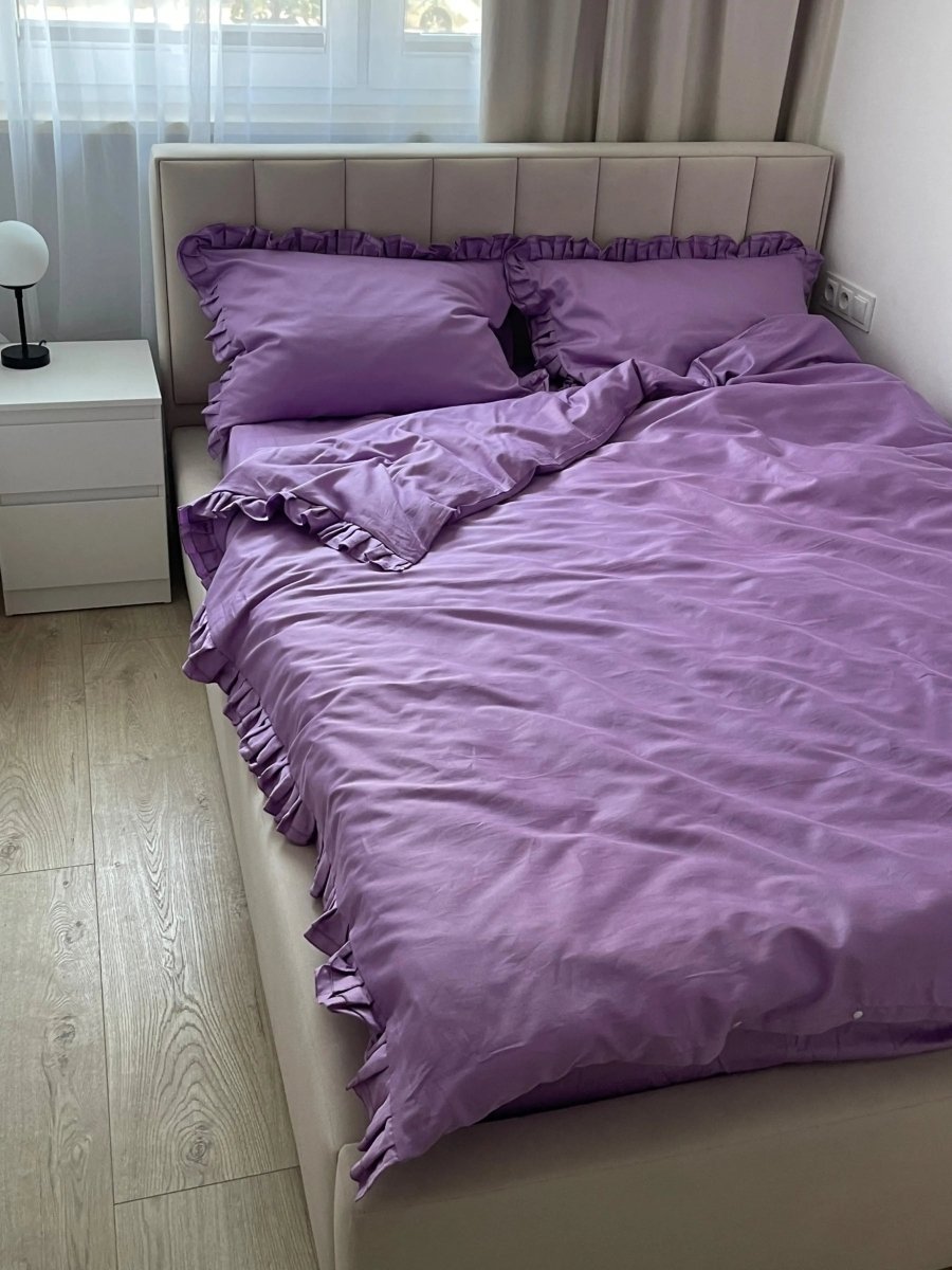 Pościel satynowa z merceryzowanej bawełny tureckiej 140 g/m² – liliowa z falbanką | Kolekcja Falbanki Wivanco Bedding