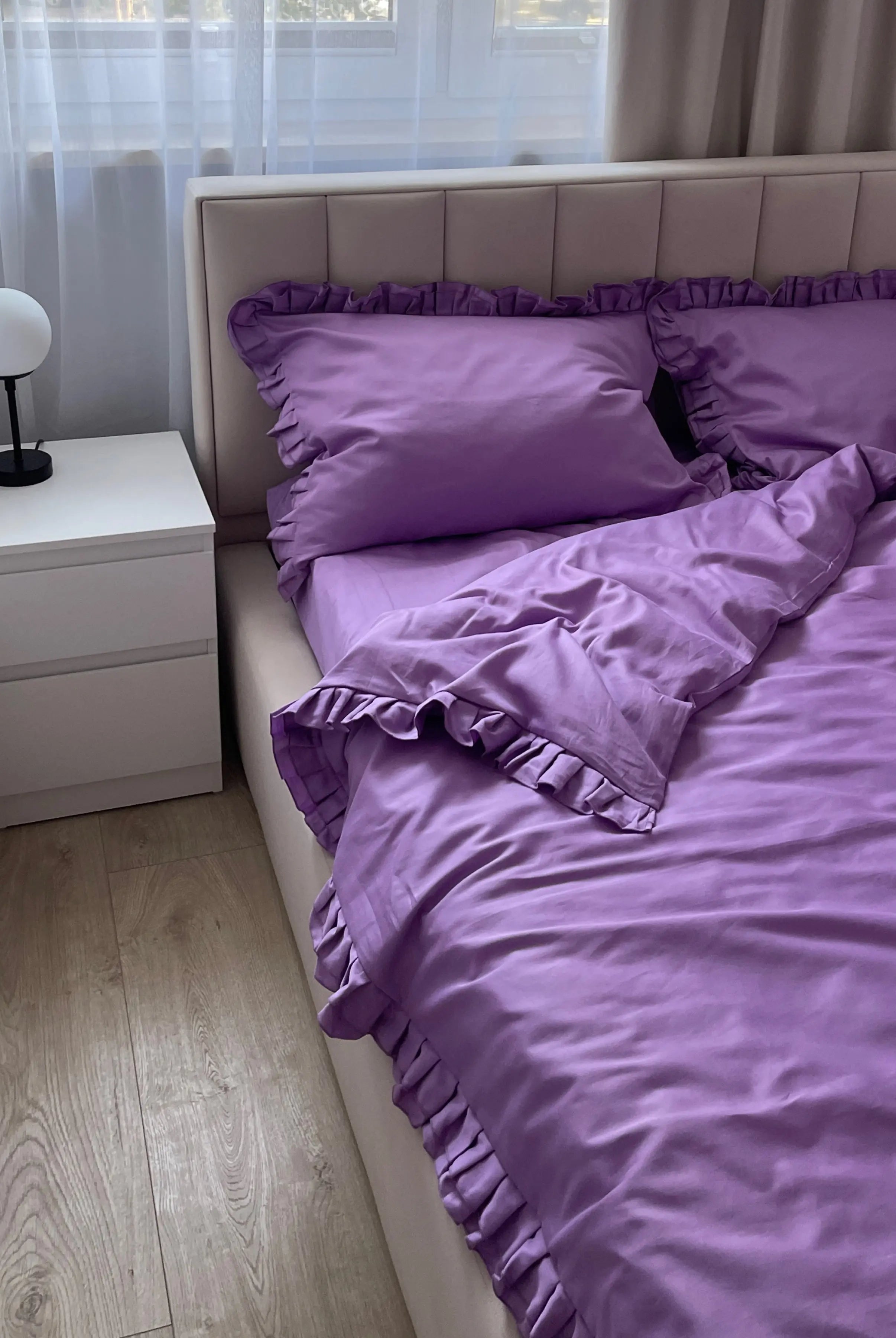 Pościel satynowa z merceryzowanej bawełny tureckiej 140 g/m² – liliowa z falbanką | Kolekcja Falbanki Wivanco Bedding