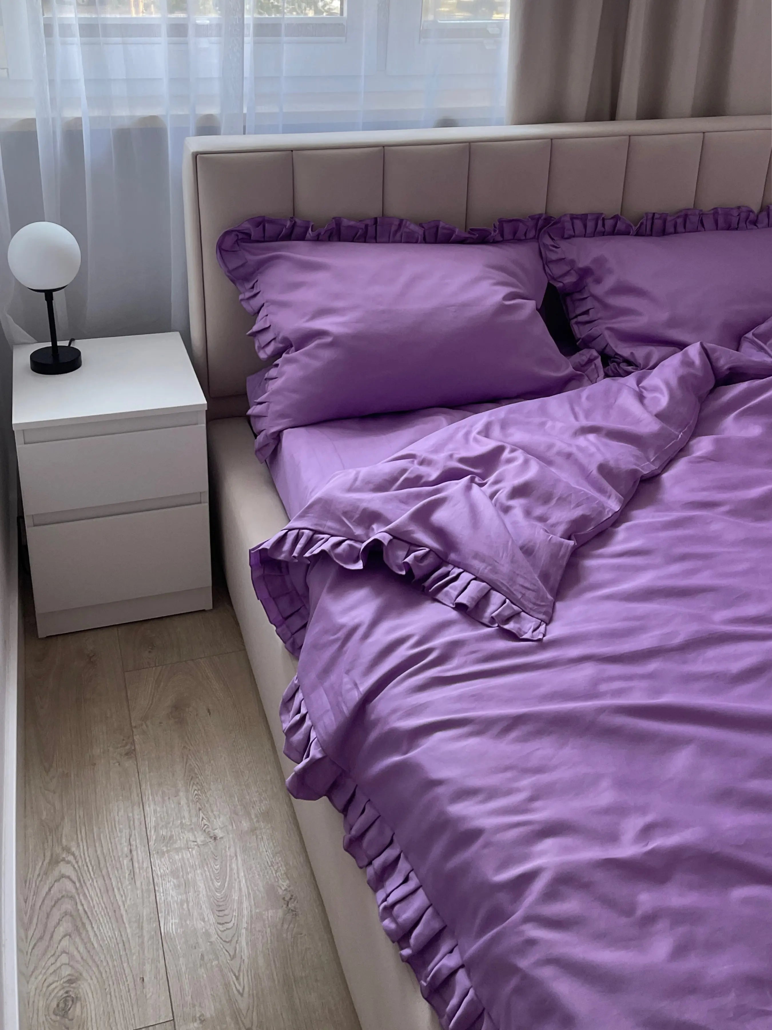 Pościel satynowa z merceryzowanej bawełny tureckiej 140 g/m² – liliowa z falbanką | Kolekcja Falbanki Wivanco Bedding