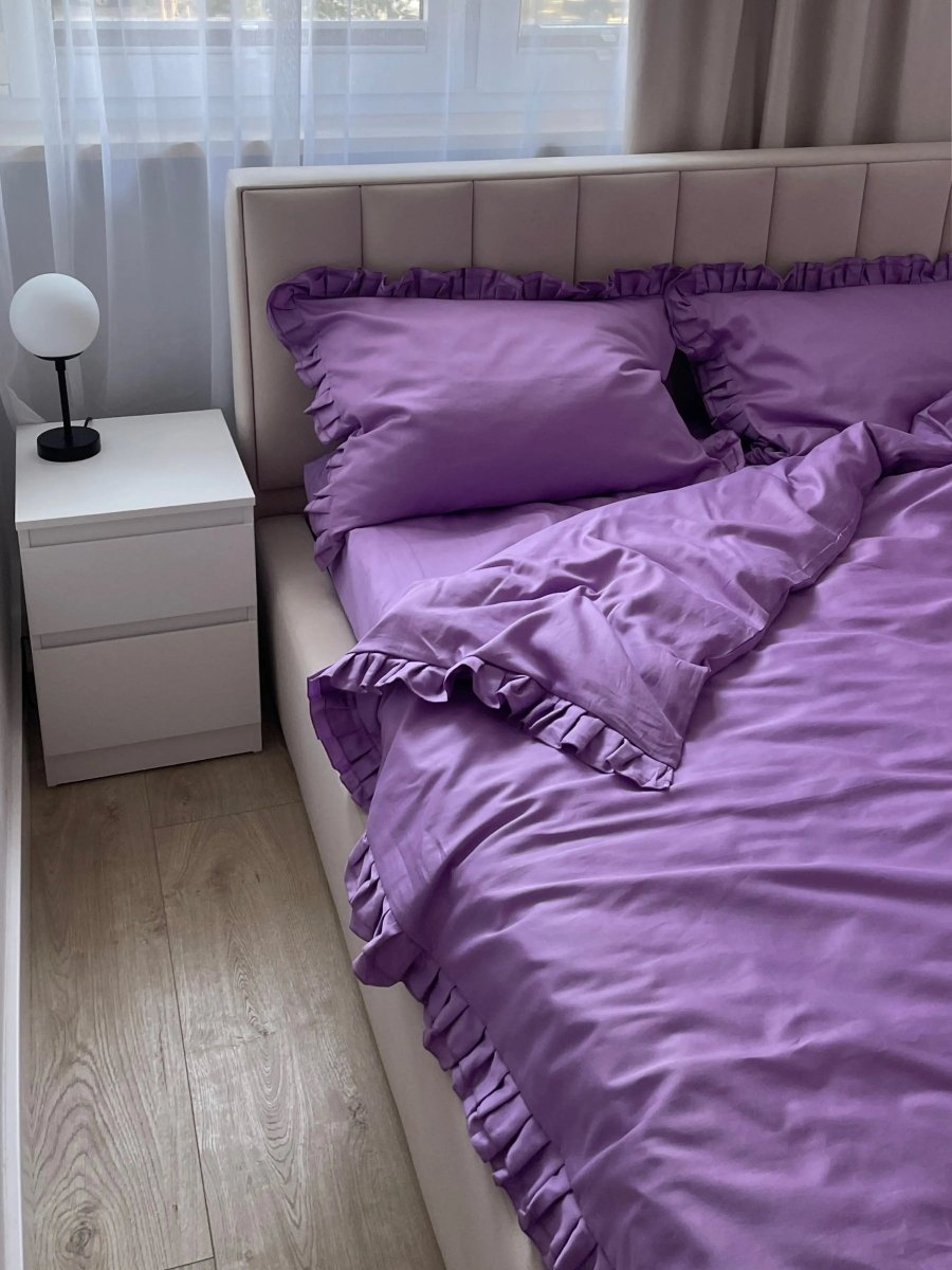 Pościel satynowa z merceryzowanej bawełny tureckiej 140 g/m² – liliowa z falbanką | Kolekcja Falbanki Wivanco Bedding