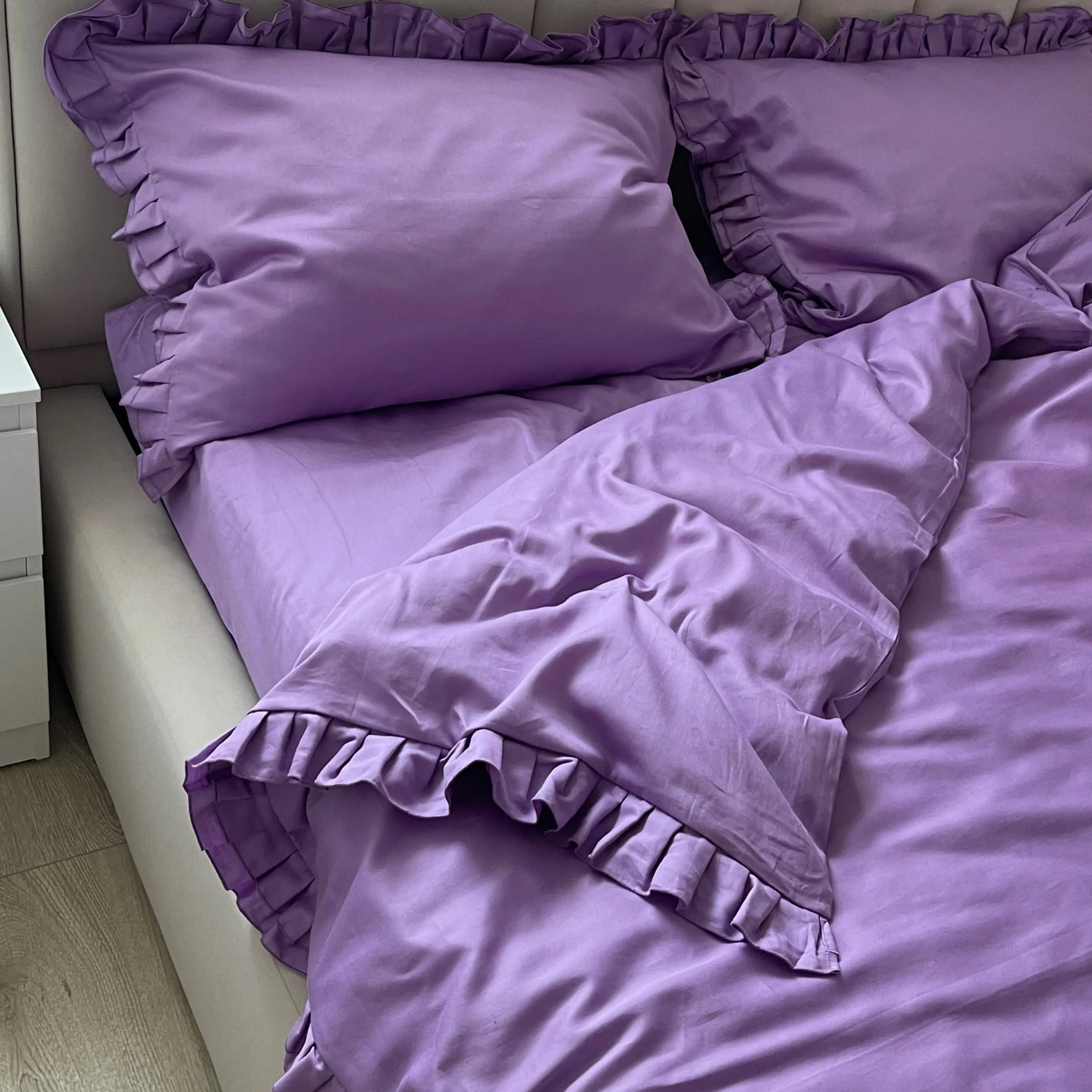Pościel satynowa z merceryzowanej bawełny tureckiej 140 g/m² – liliowa z falbanką | Kolekcja Falbanki Wivanco Bedding