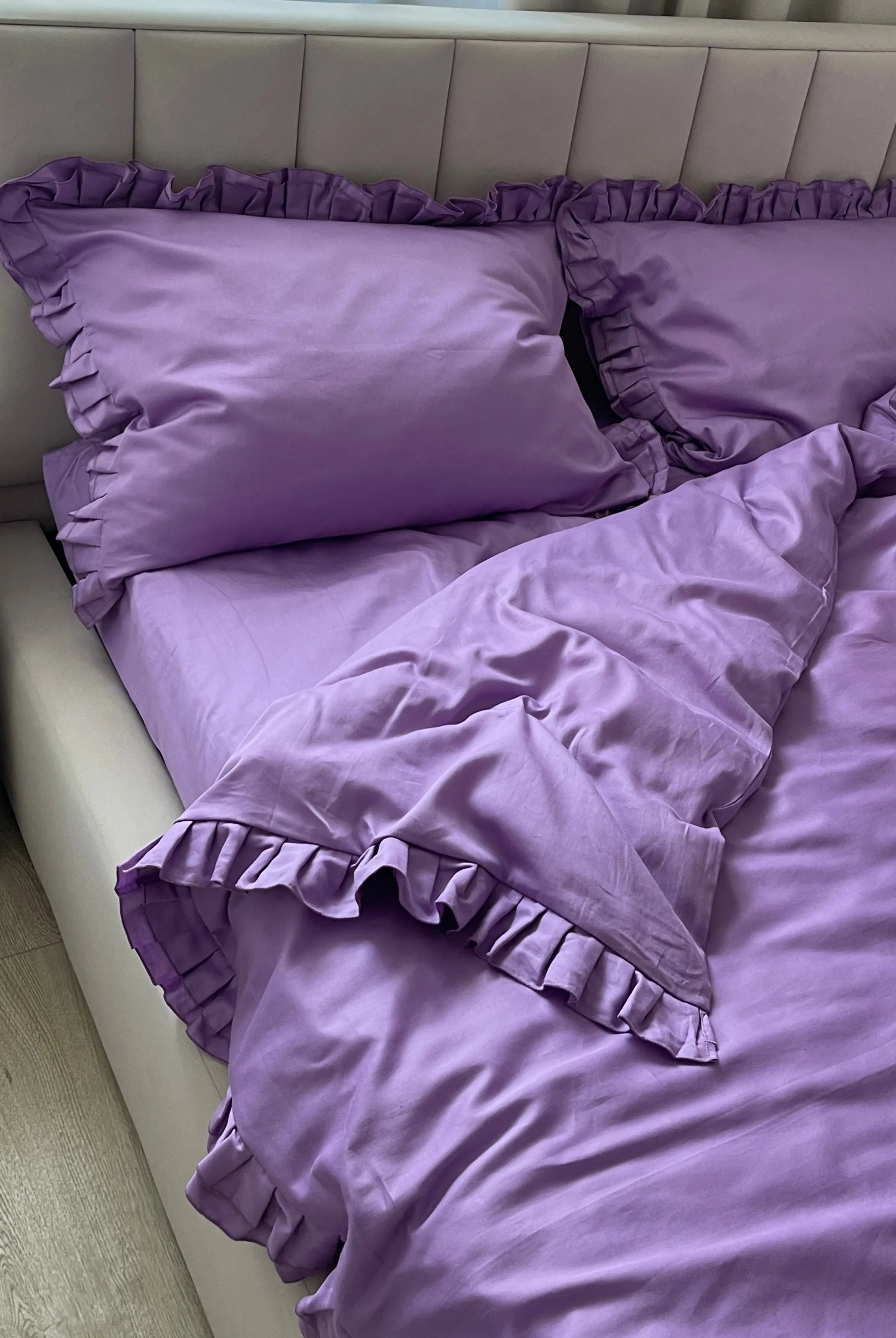Pościel satynowa z merceryzowanej bawełny tureckiej 140 g/m² – liliowa z falbanką | Kolekcja Falbanki Wivanco Bedding