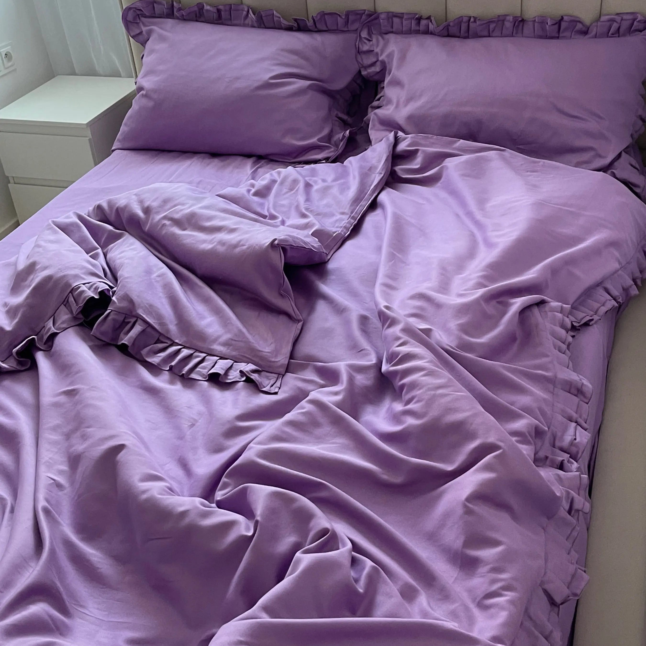 Pościel satynowa z merceryzowanej bawełny tureckiej 140 g/m² – liliowa z falbanką | Kolekcja Falbanki Wivanco Bedding