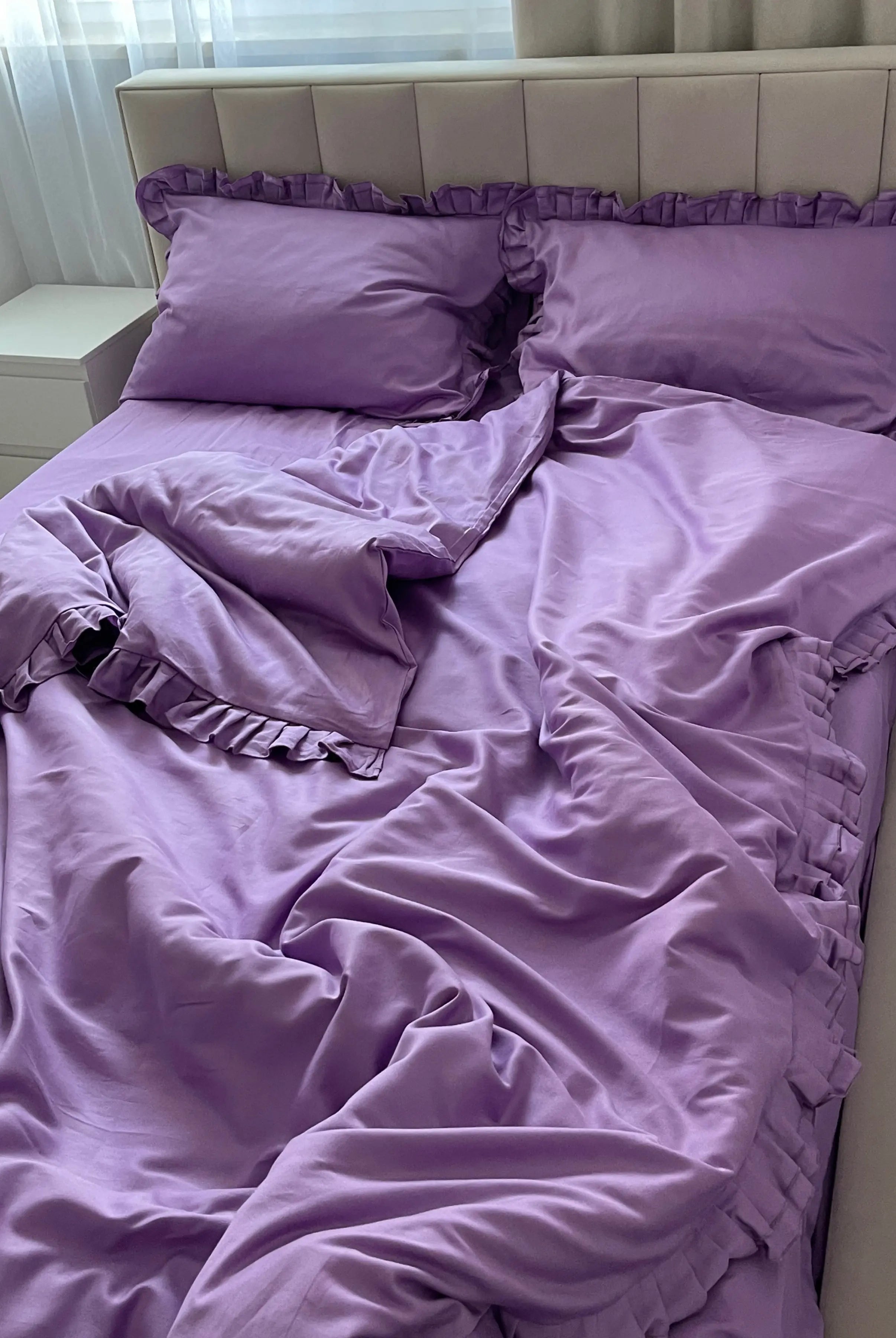 Pościel satynowa z merceryzowanej bawełny tureckiej 140 g/m² – liliowa z falbanką | Kolekcja Falbanki Wivanco Bedding