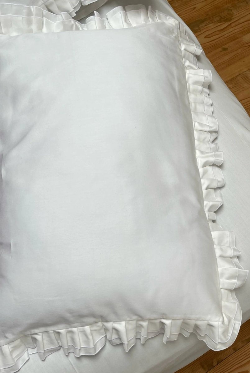 Pościel satynowa z merceryzowanej bawełny tureckiej 140 g/m² – mleczna z falbanką | Kolekcja Falbanki Wivanco Bedding