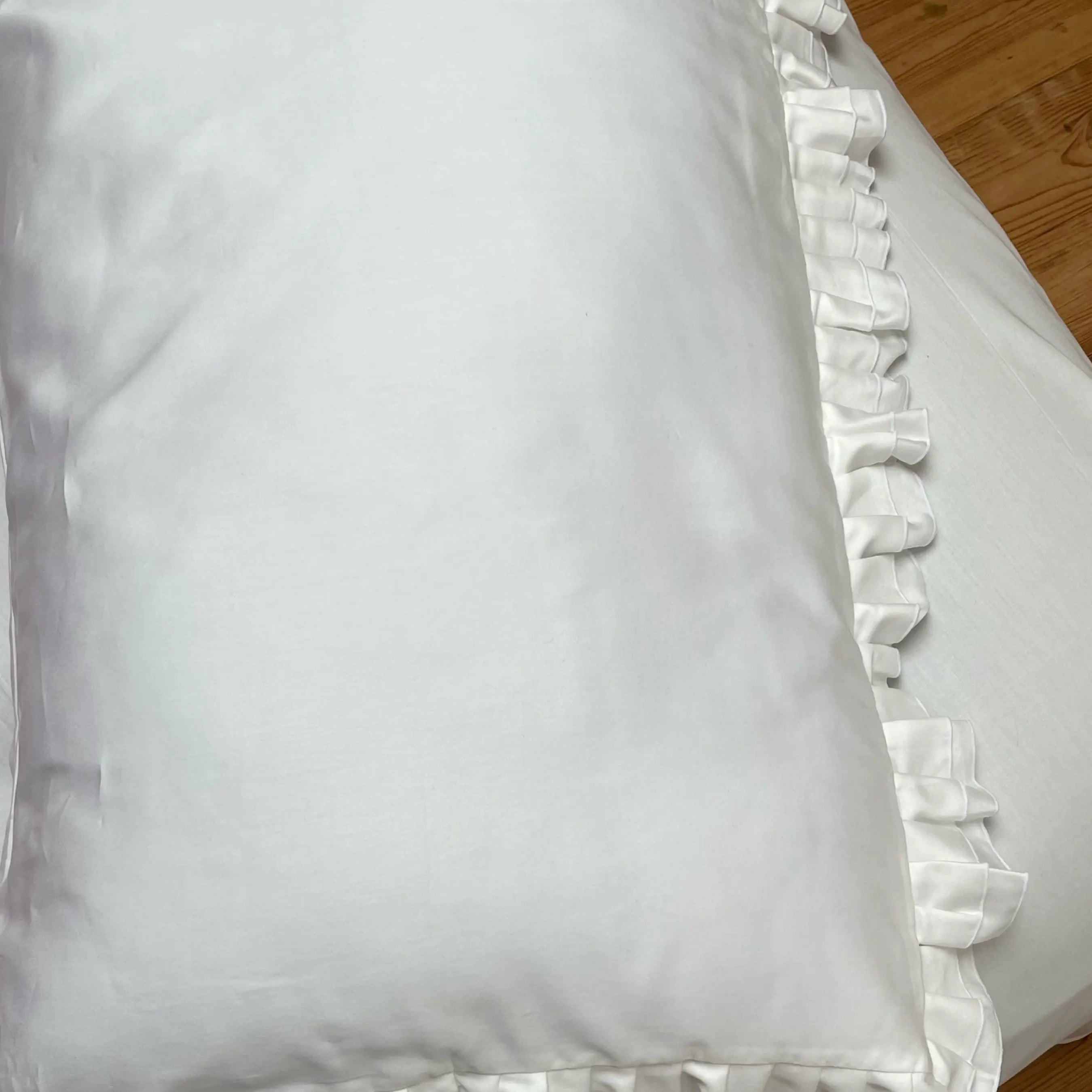 Pościel satynowa z merceryzowanej bawełny tureckiej 140 g/m² – mleczna z falbanką | Kolekcja Falbanki Wivanco Bedding