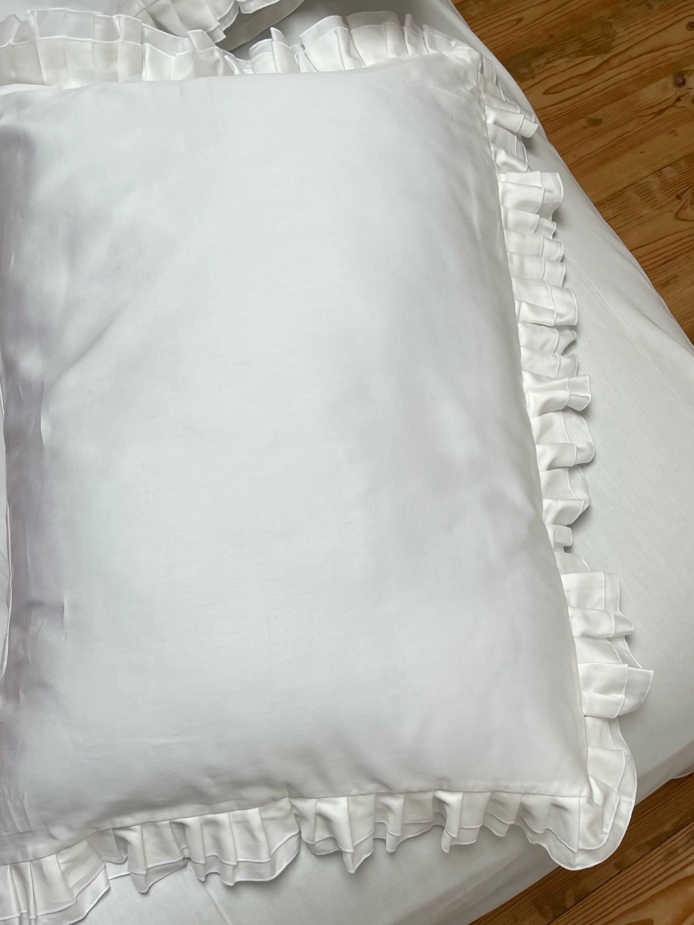 Pościel satynowa z merceryzowanej bawełny tureckiej 140 g/m² – mleczna z falbanką | Kolekcja Falbanki Wivanco Bedding