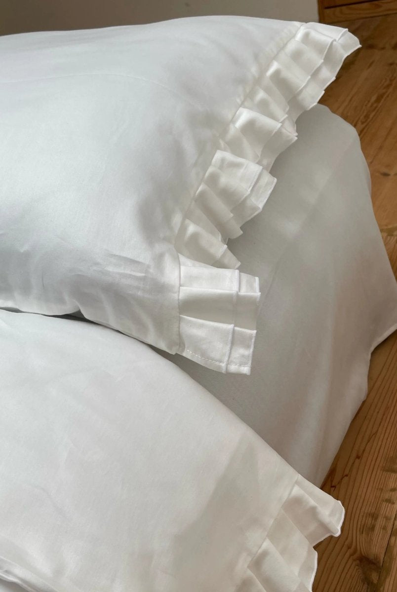 Pościel satynowa z merceryzowanej bawełny tureckiej 140 g/m² – mleczna z falbanką | Kolekcja Falbanki Wivanco Bedding
