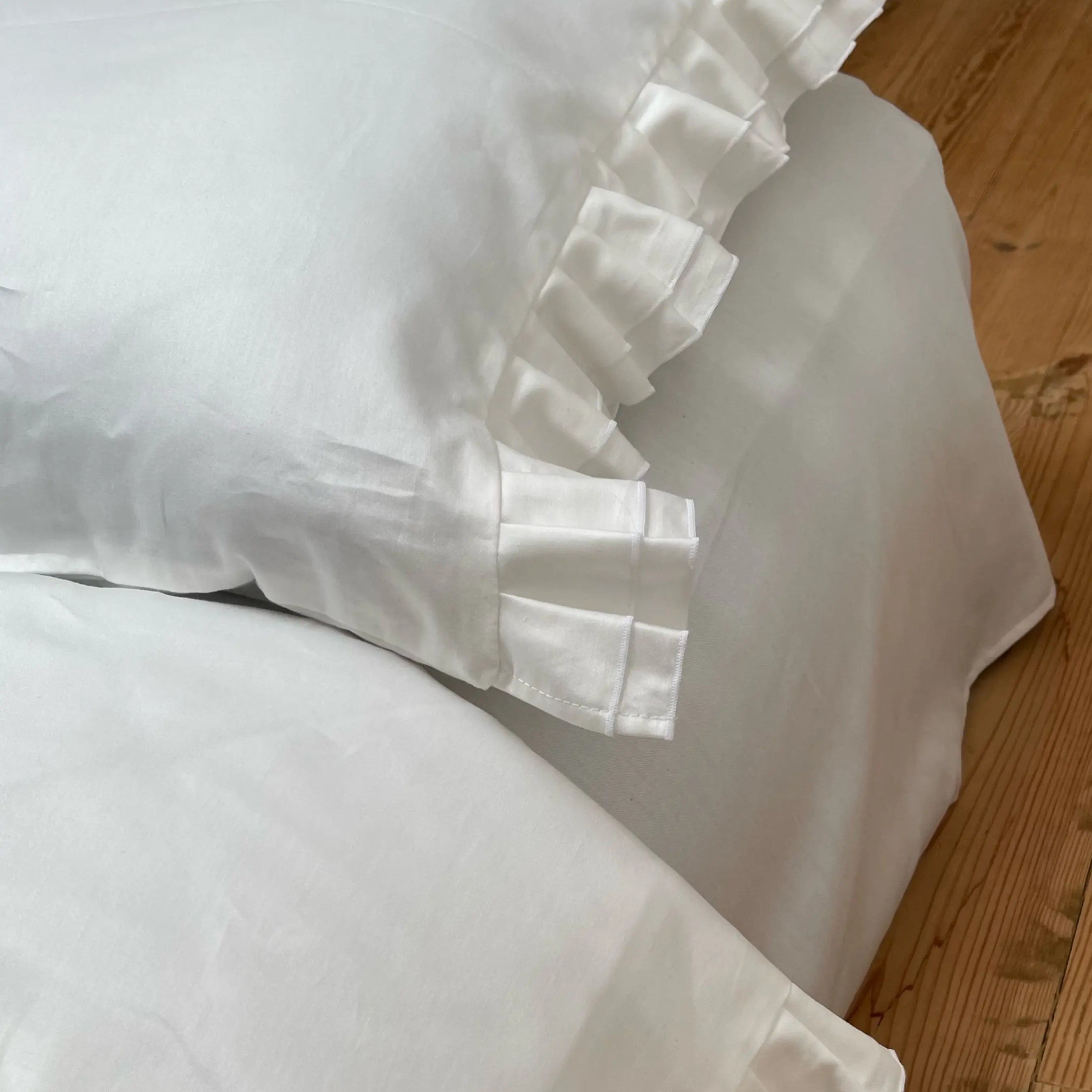Pościel satynowa z merceryzowanej bawełny tureckiej 140 g/m² – mleczna z falbanką | Kolekcja Falbanki Wivanco Bedding