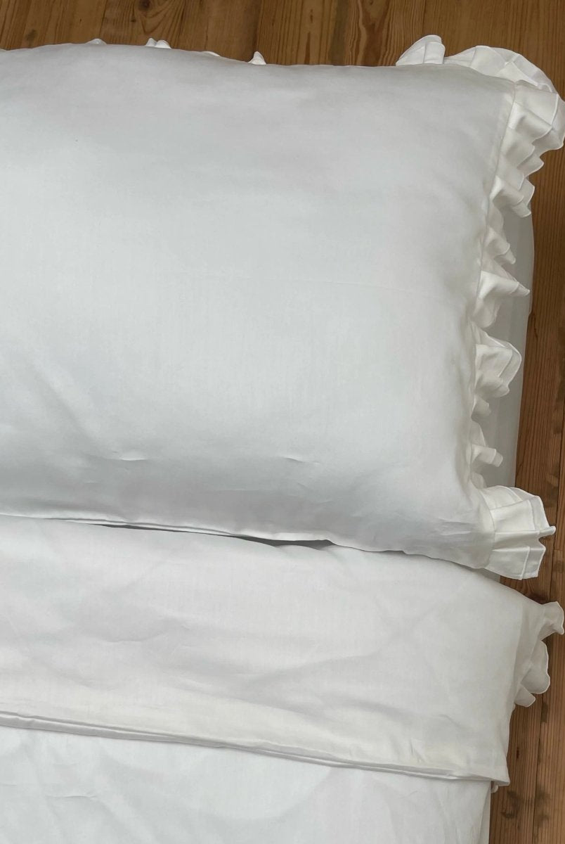Pościel satynowa z merceryzowanej bawełny tureckiej 140 g/m² – mleczna z falbanką | Kolekcja Falbanki Wivanco Bedding