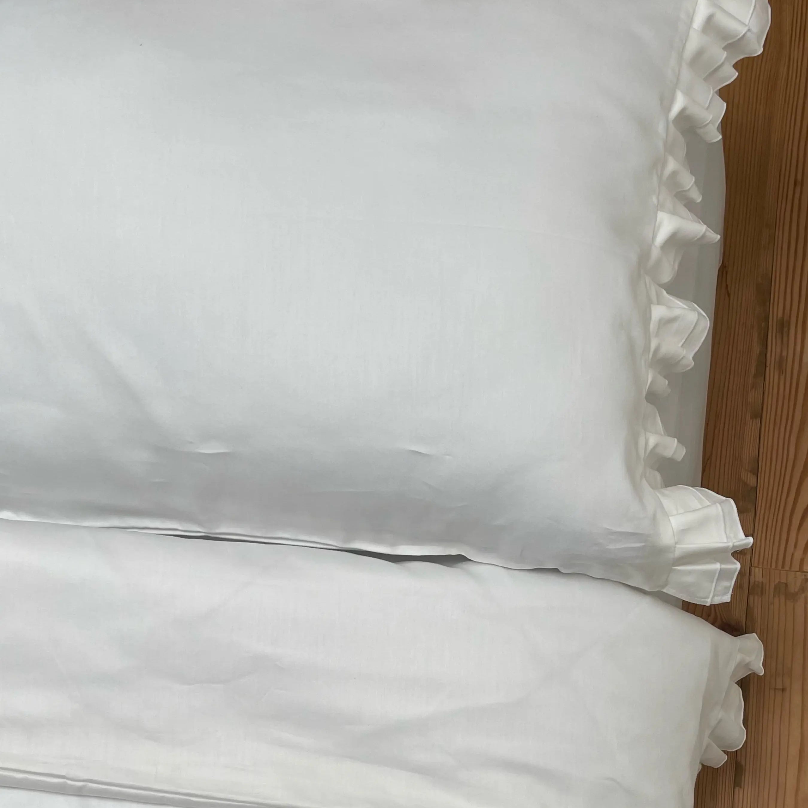 Pościel satynowa z merceryzowanej bawełny tureckiej 140 g/m² – mleczna z falbanką | Kolekcja Falbanki Wivanco Bedding