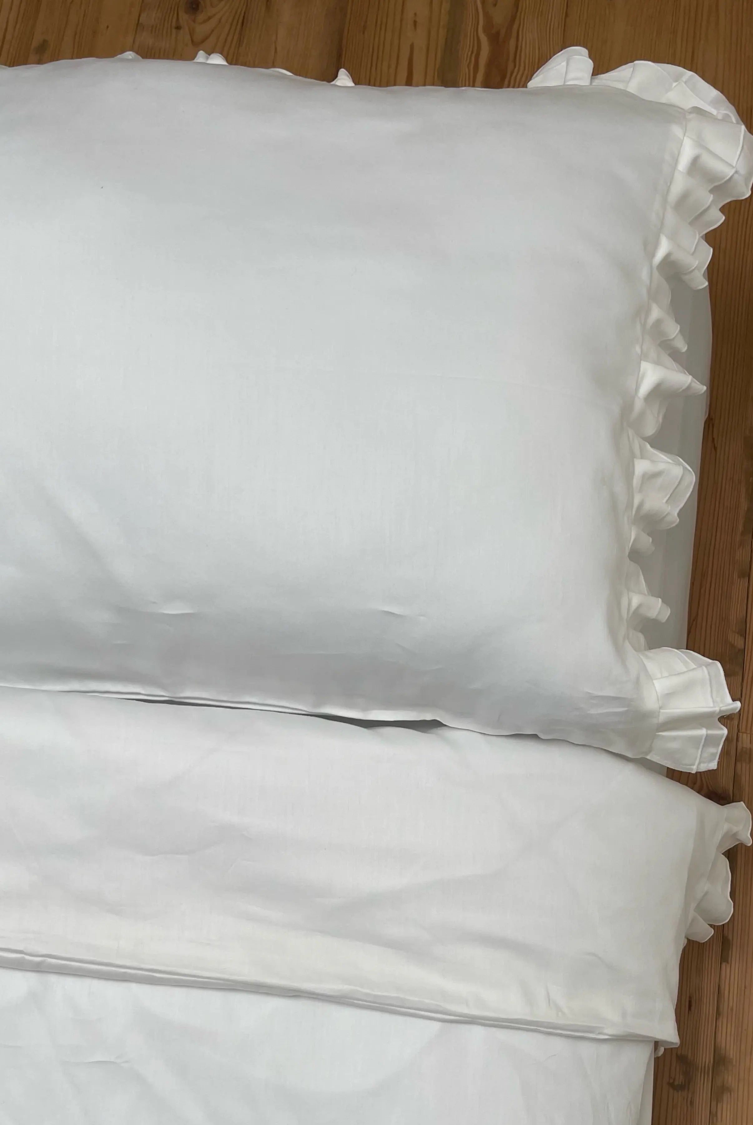 Pościel satynowa z merceryzowanej bawełny tureckiej 140 g/m² – mleczna z falbanką | Kolekcja Falbanki Wivanco Bedding
