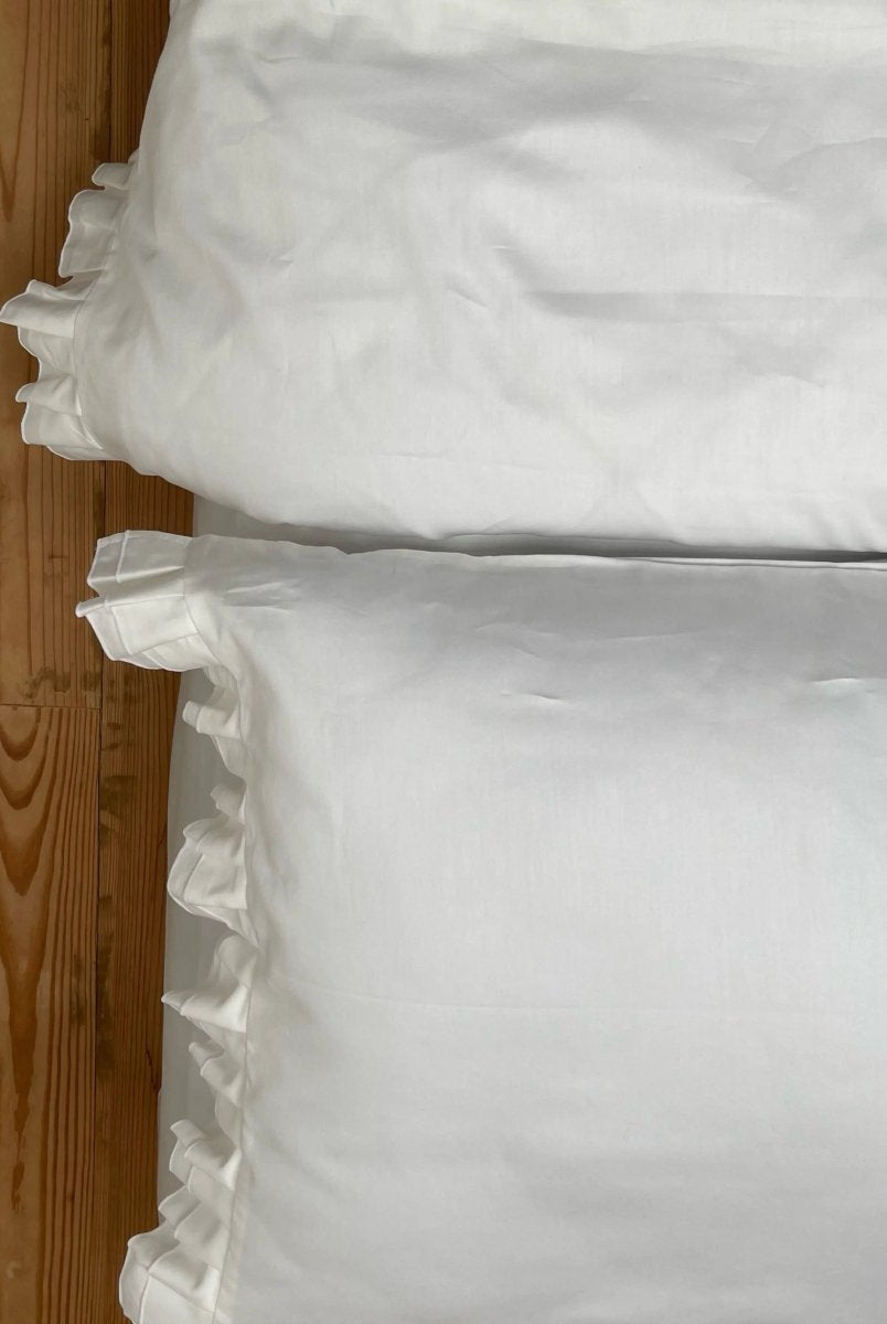 Pościel satynowa z merceryzowanej bawełny tureckiej 140 g/m² – mleczna z falbanką | Kolekcja Falbanki Wivanco Bedding