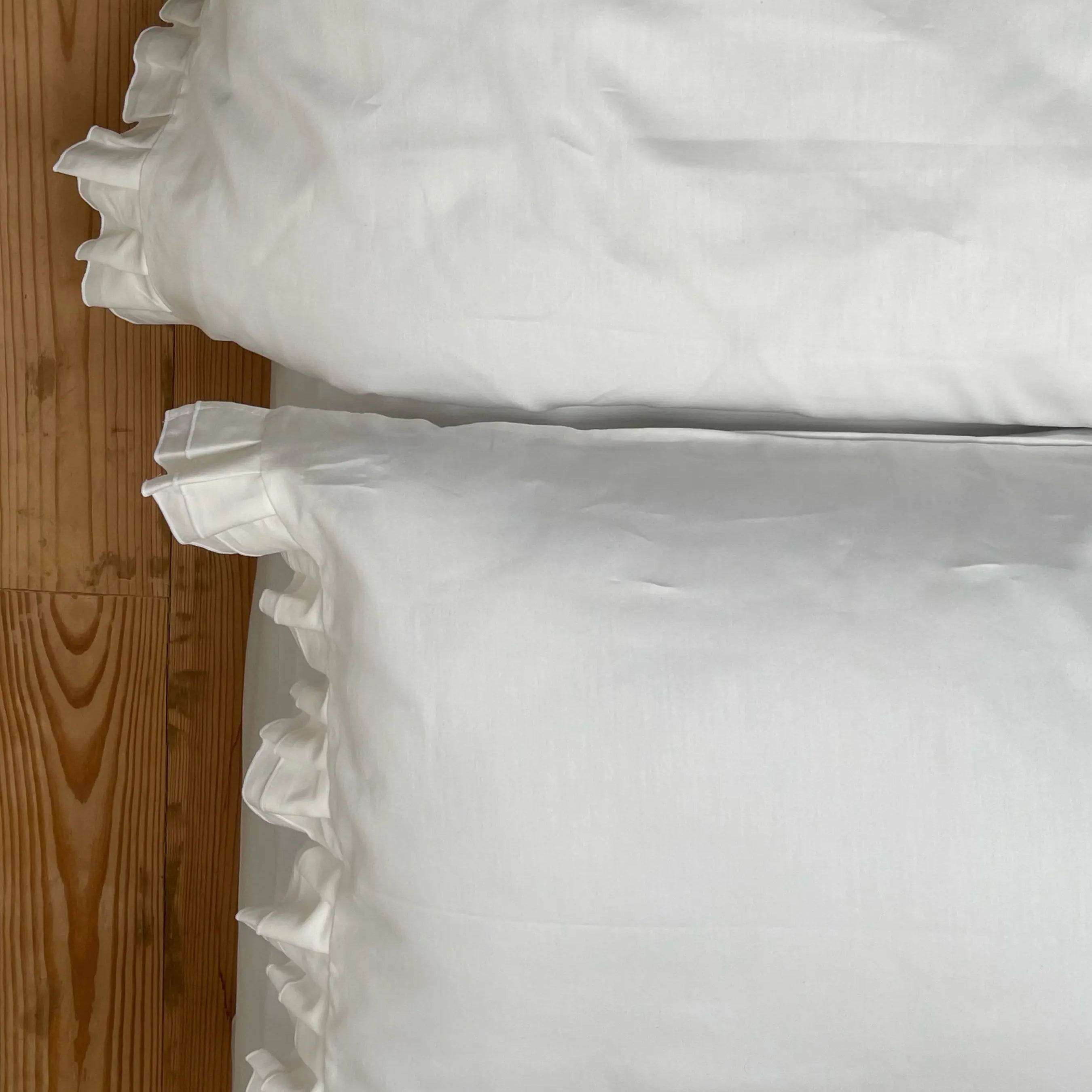 Pościel satynowa z merceryzowanej bawełny tureckiej 140 g/m² – mleczna z falbanką | Kolekcja Falbanki Wivanco Bedding
