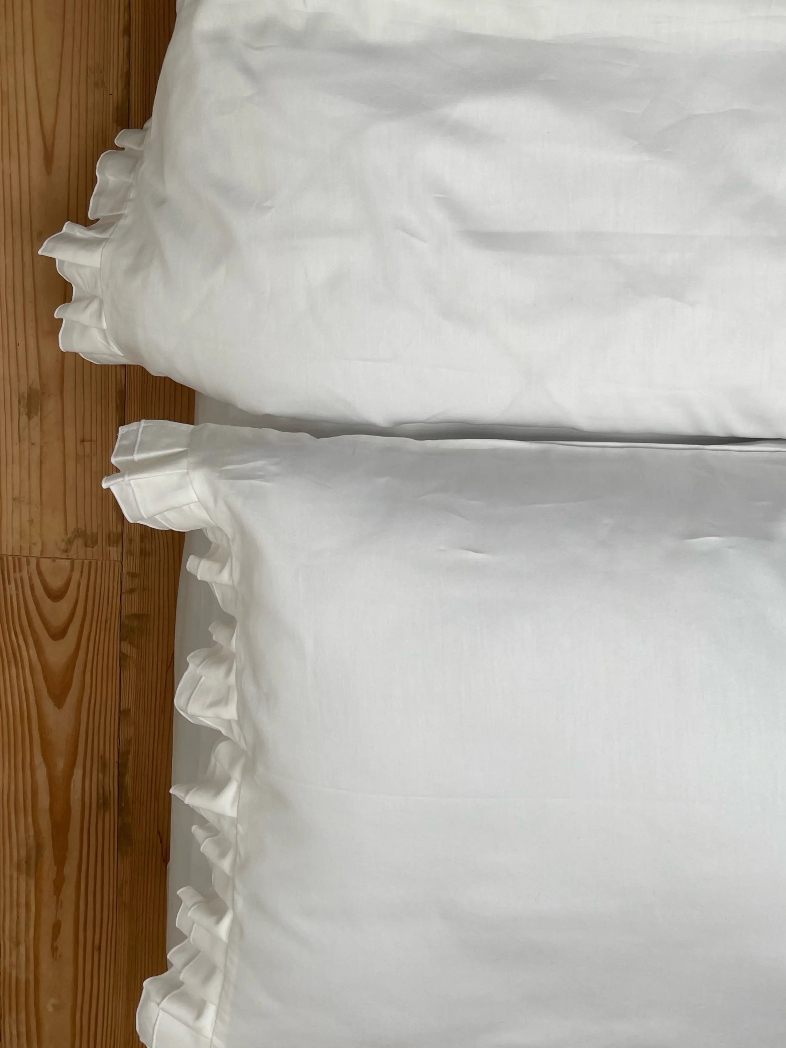 Pościel satynowa z merceryzowanej bawełny tureckiej 140 g/m² – mleczna z falbanką | Kolekcja Falbanki Wivanco Bedding
