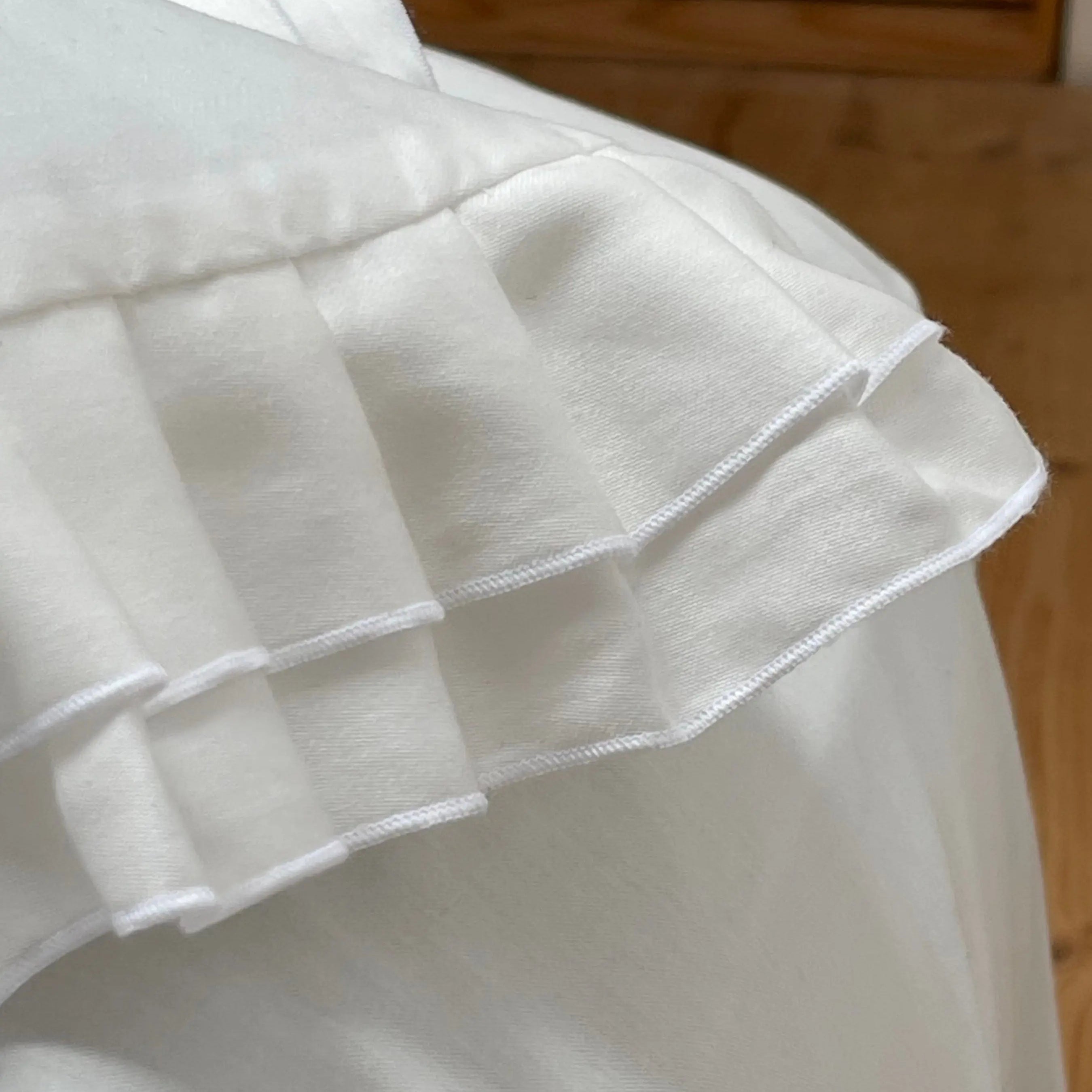Pościel satynowa z merceryzowanej bawełny tureckiej 140 g/m² – mleczna z falbanką | Kolekcja Falbanki Wivanco Bedding