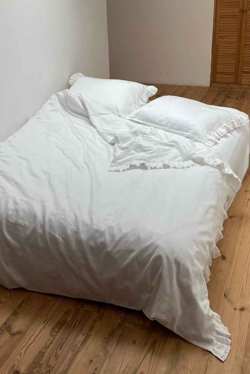 Pościel satynowa z merceryzowanej bawełny tureckiej 140 g/m² – mleczna z falbanką | Kolekcja Falbanki Wivanco Bedding