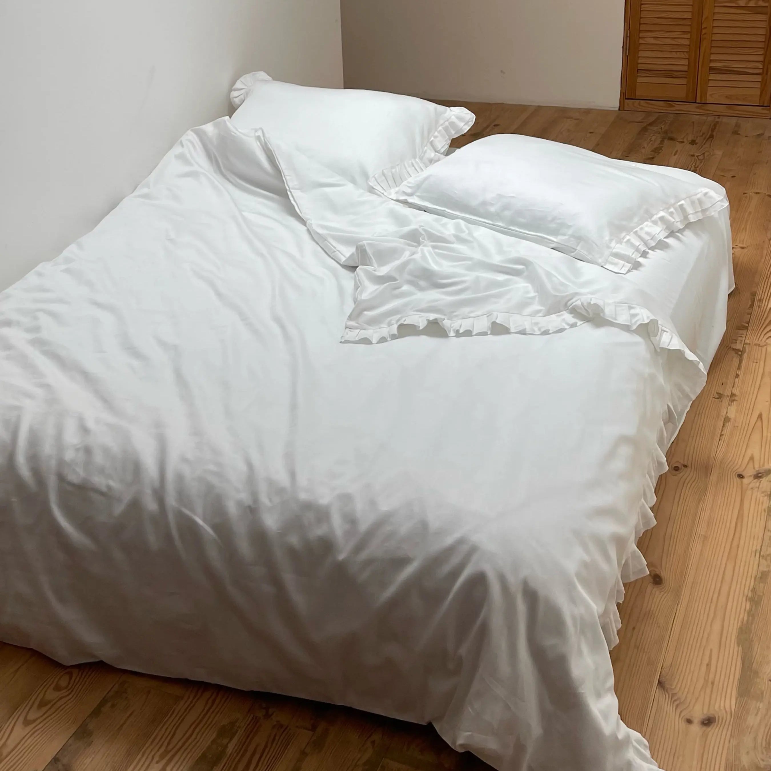 Pościel satynowa z merceryzowanej bawełny tureckiej 140 g/m² – mleczna z falbanką | Kolekcja Falbanki Wivanco Bedding