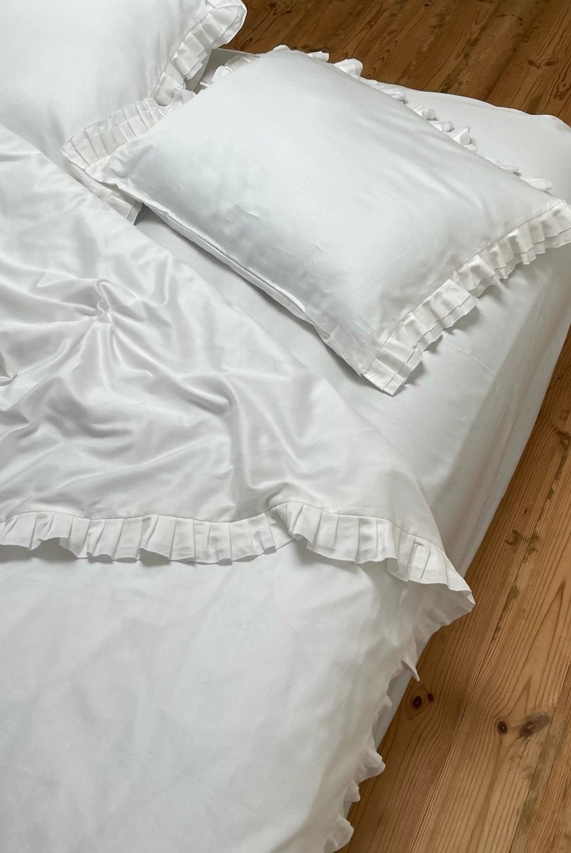 Pościel satynowa z merceryzowanej bawełny tureckiej 140 g/m² – mleczna z falbanką | Kolekcja Falbanki Wivanco Bedding
