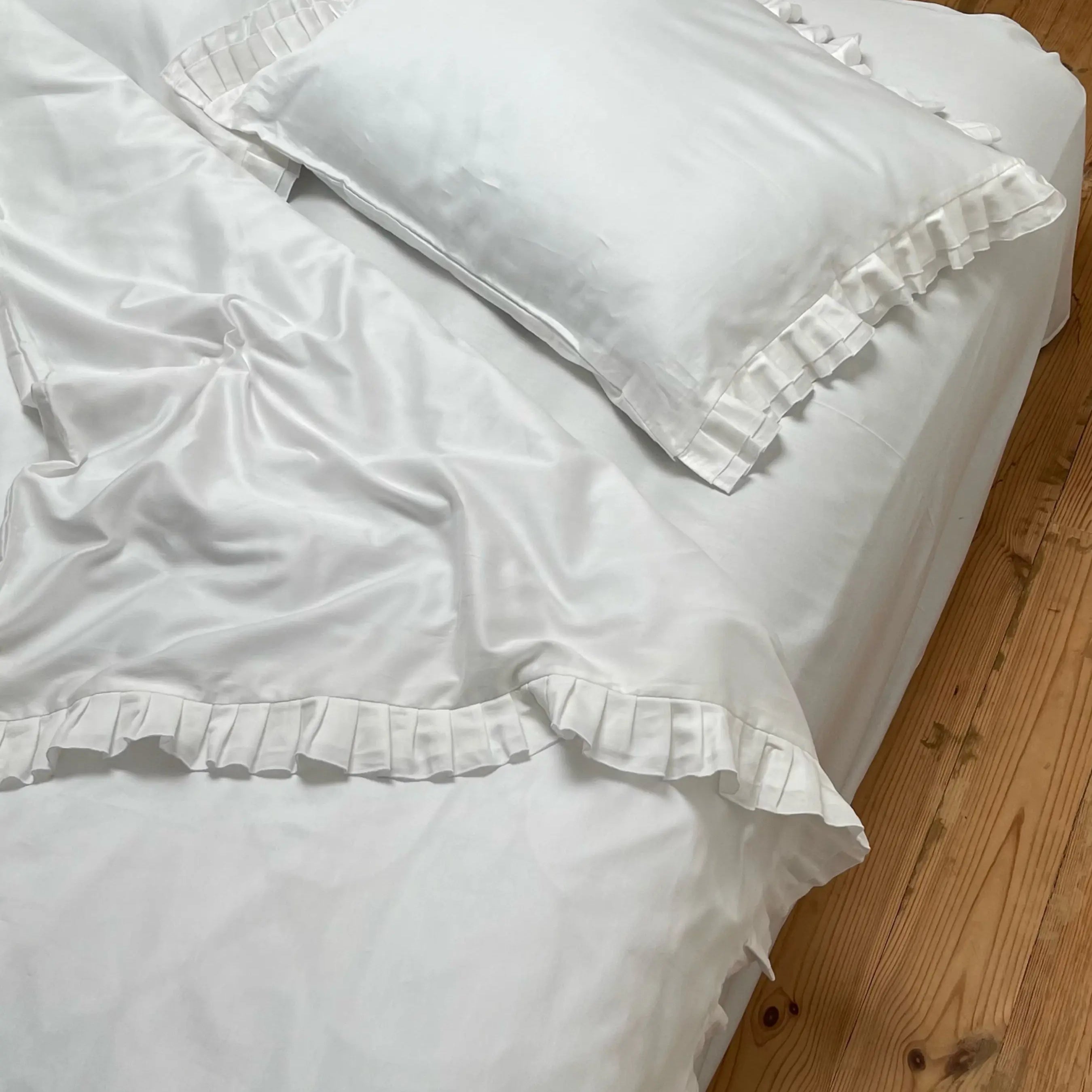 Pościel satynowa z merceryzowanej bawełny tureckiej 140 g/m² – mleczna z falbanką | Kolekcja Falbanki Wivanco Bedding