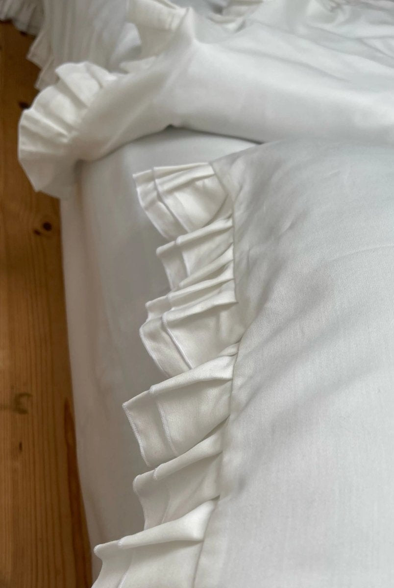 Pościel satynowa z merceryzowanej bawełny tureckiej 140 g/m² – mleczna z falbanką | Kolekcja Falbanki Wivanco Bedding